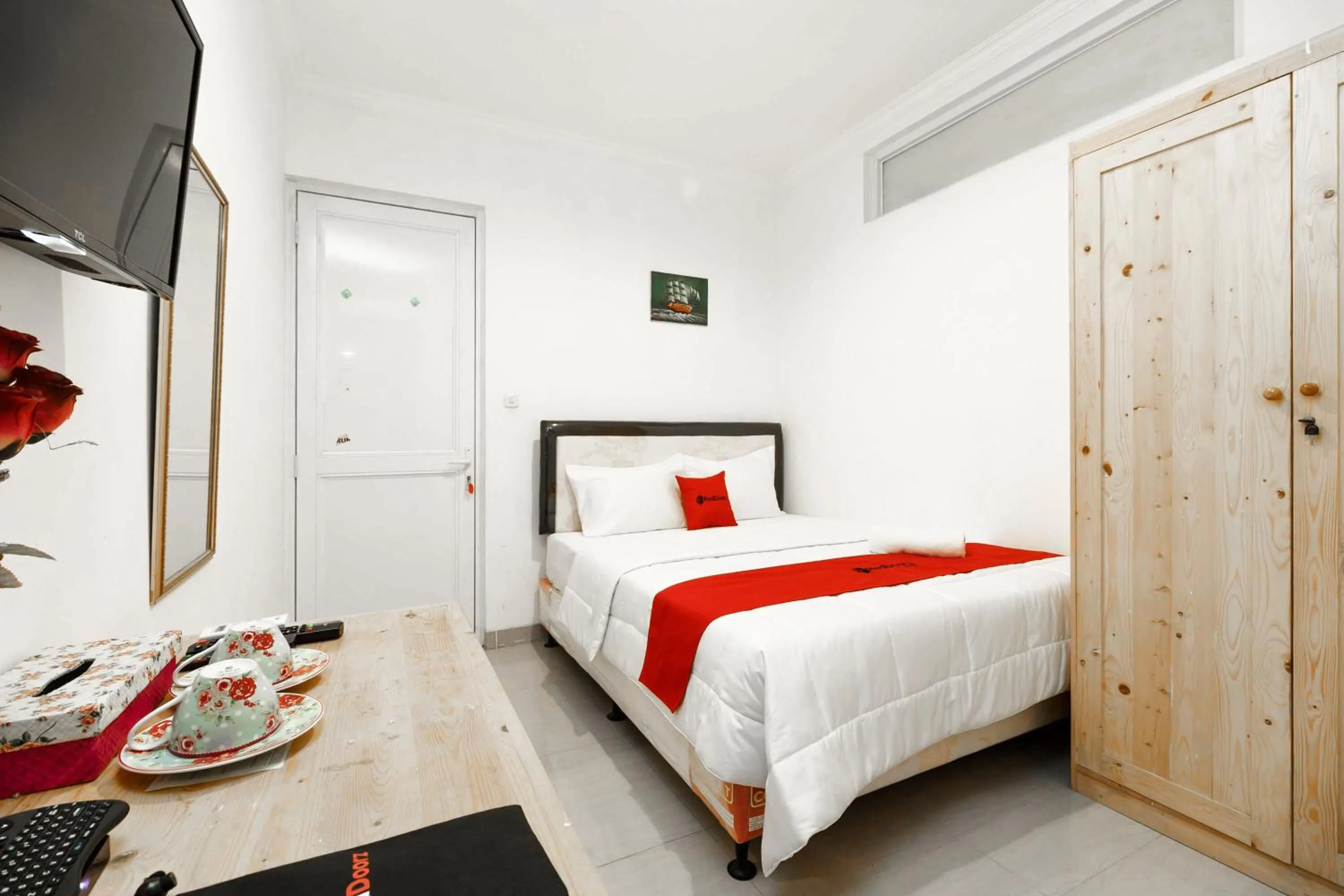 Bedroom, Bed in RedDoorz Syariah Plus near Pancoran 2
