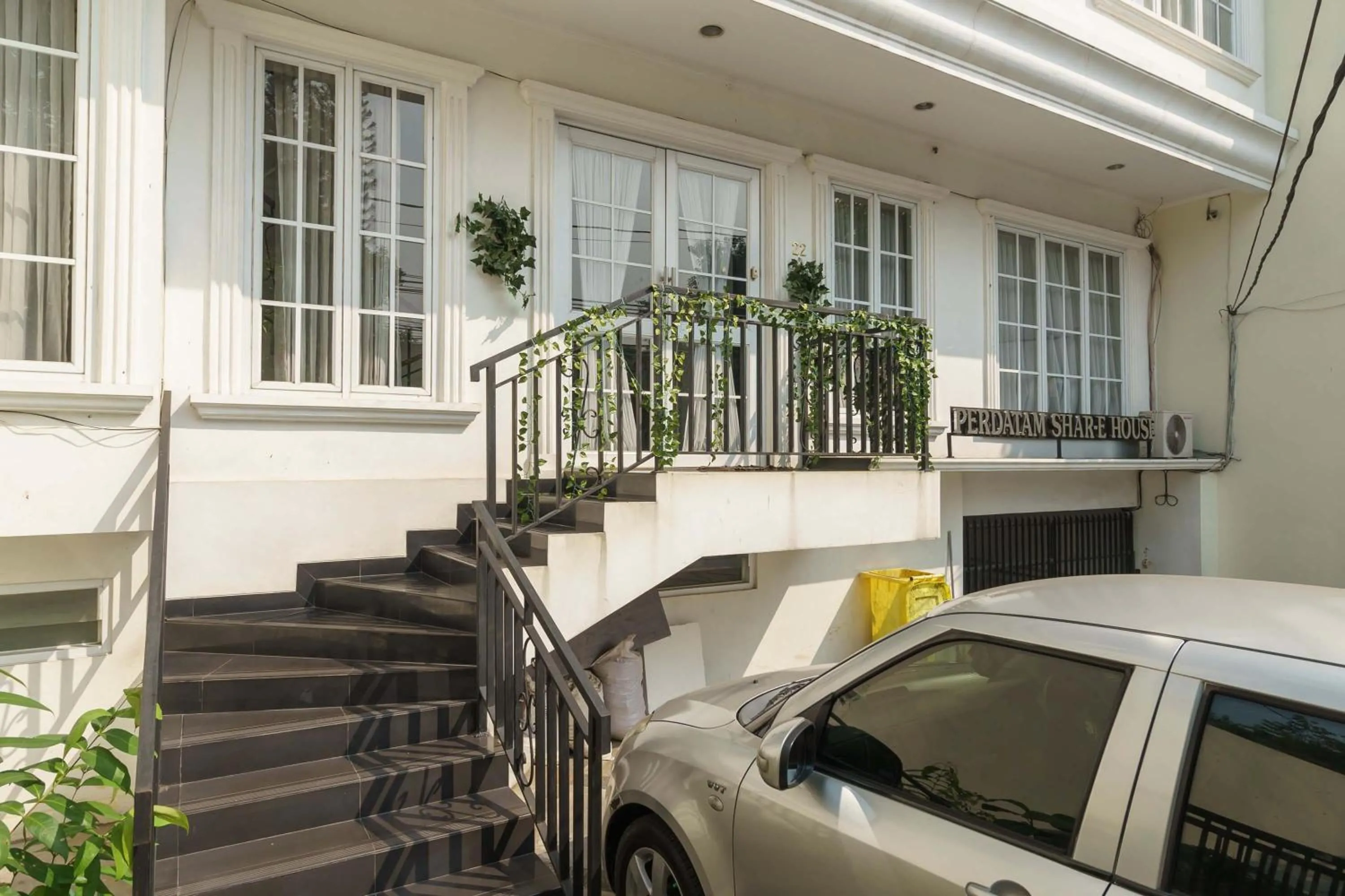 Property building in RedDoorz Syariah Plus near Pancoran 2