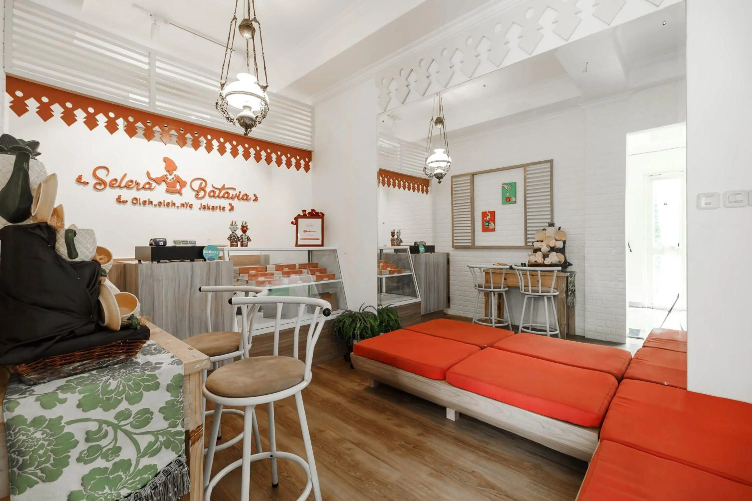 Restaurant/places to eat in RedDoorz Syariah Plus near Pancoran 2