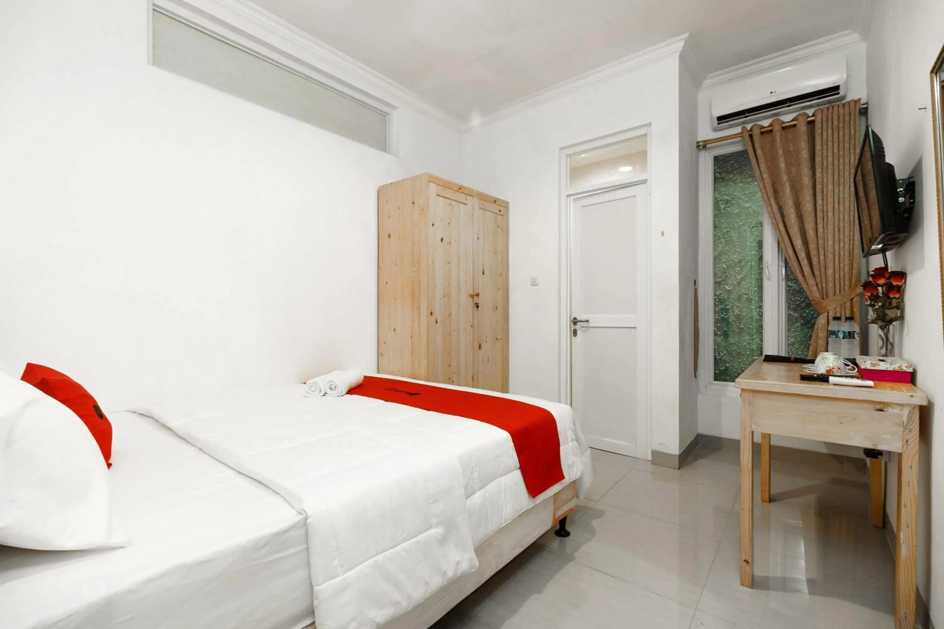 Bedroom, Bed in RedDoorz Syariah Plus near Pancoran 2