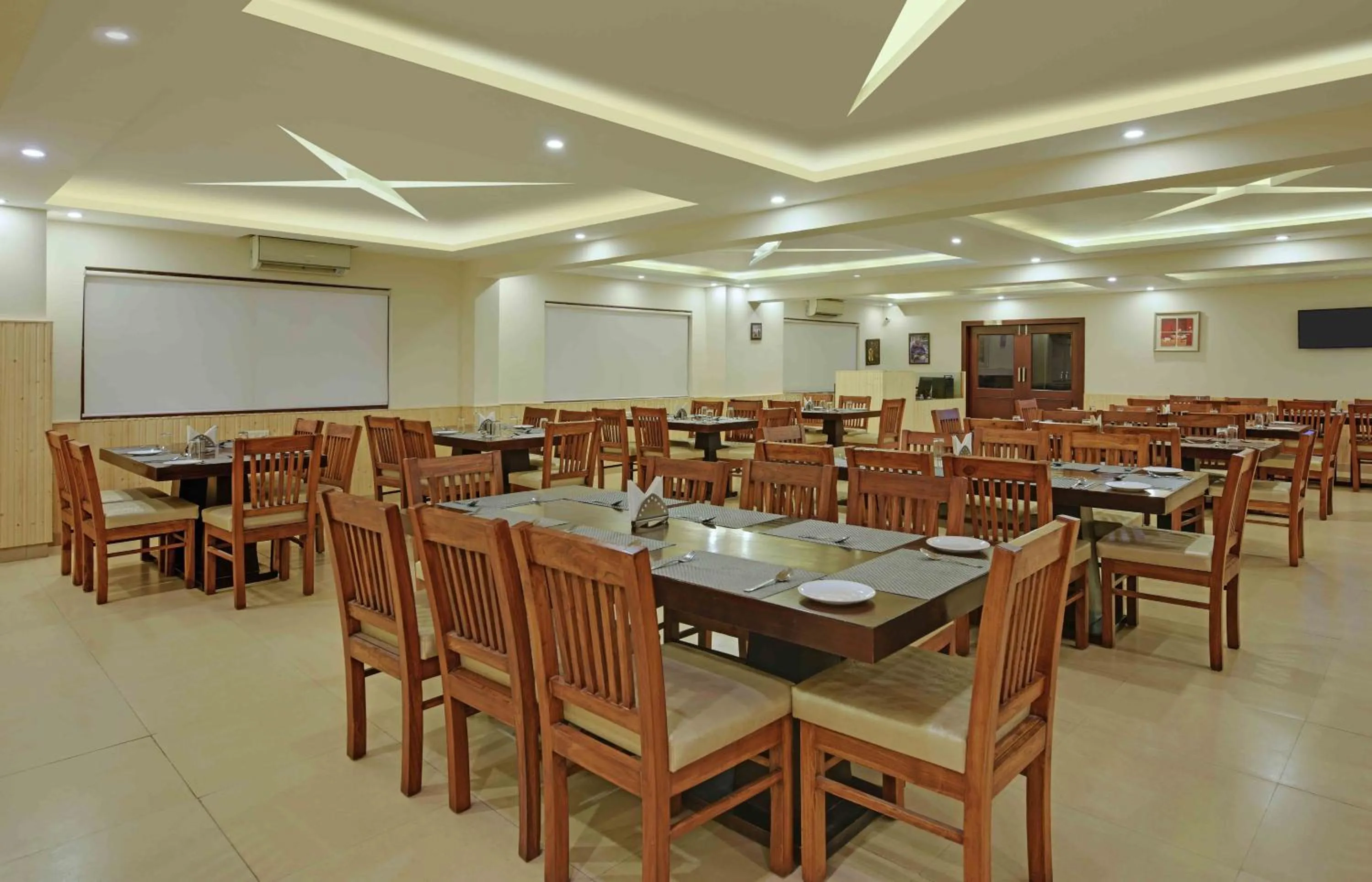 Restaurant/places to eat in Excel Hotels and Resorts Bhimtal