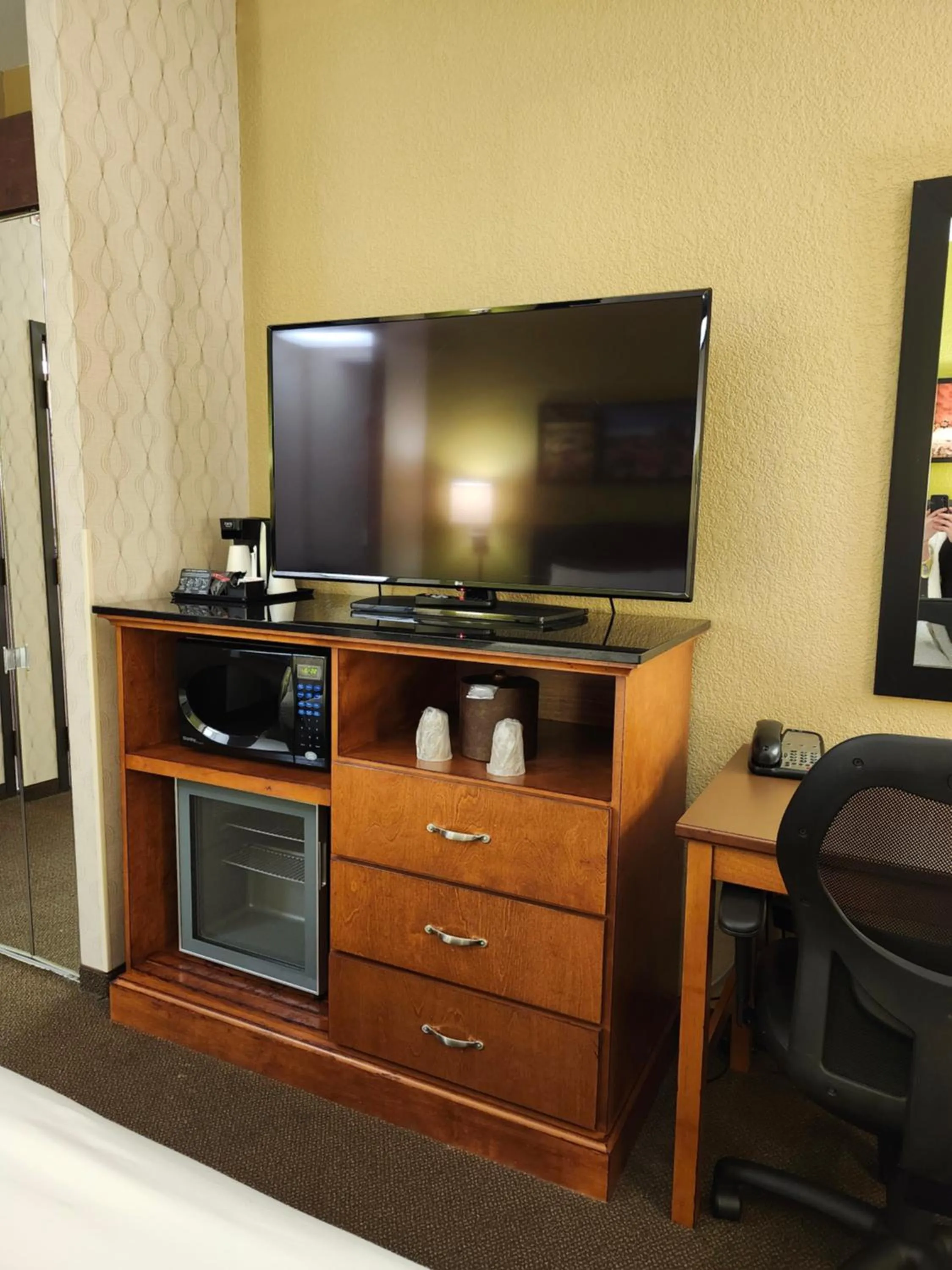 TV and multimedia in Drury Inn & Suites Houston The Woodlands