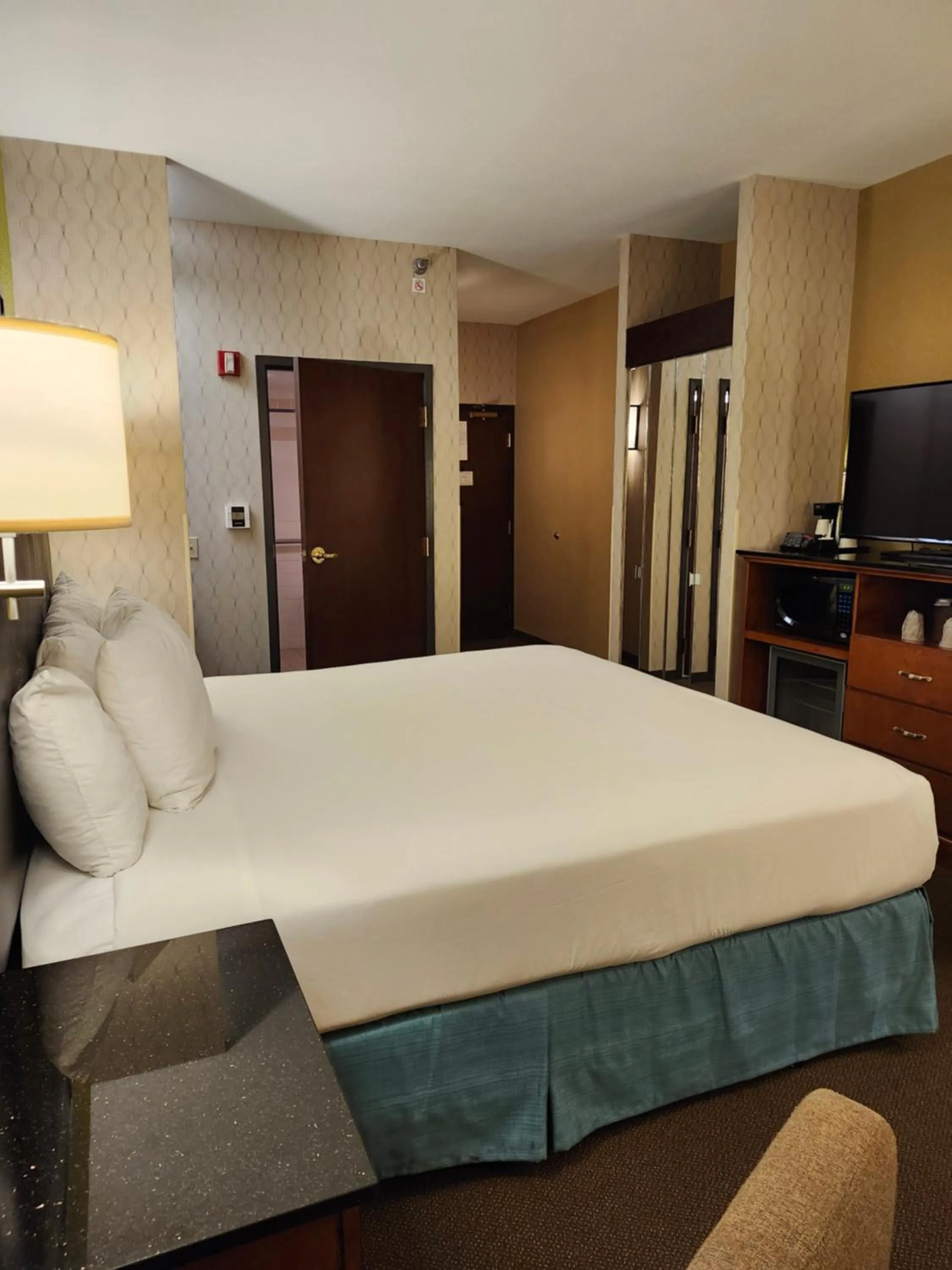 Bed in Drury Inn & Suites Houston The Woodlands