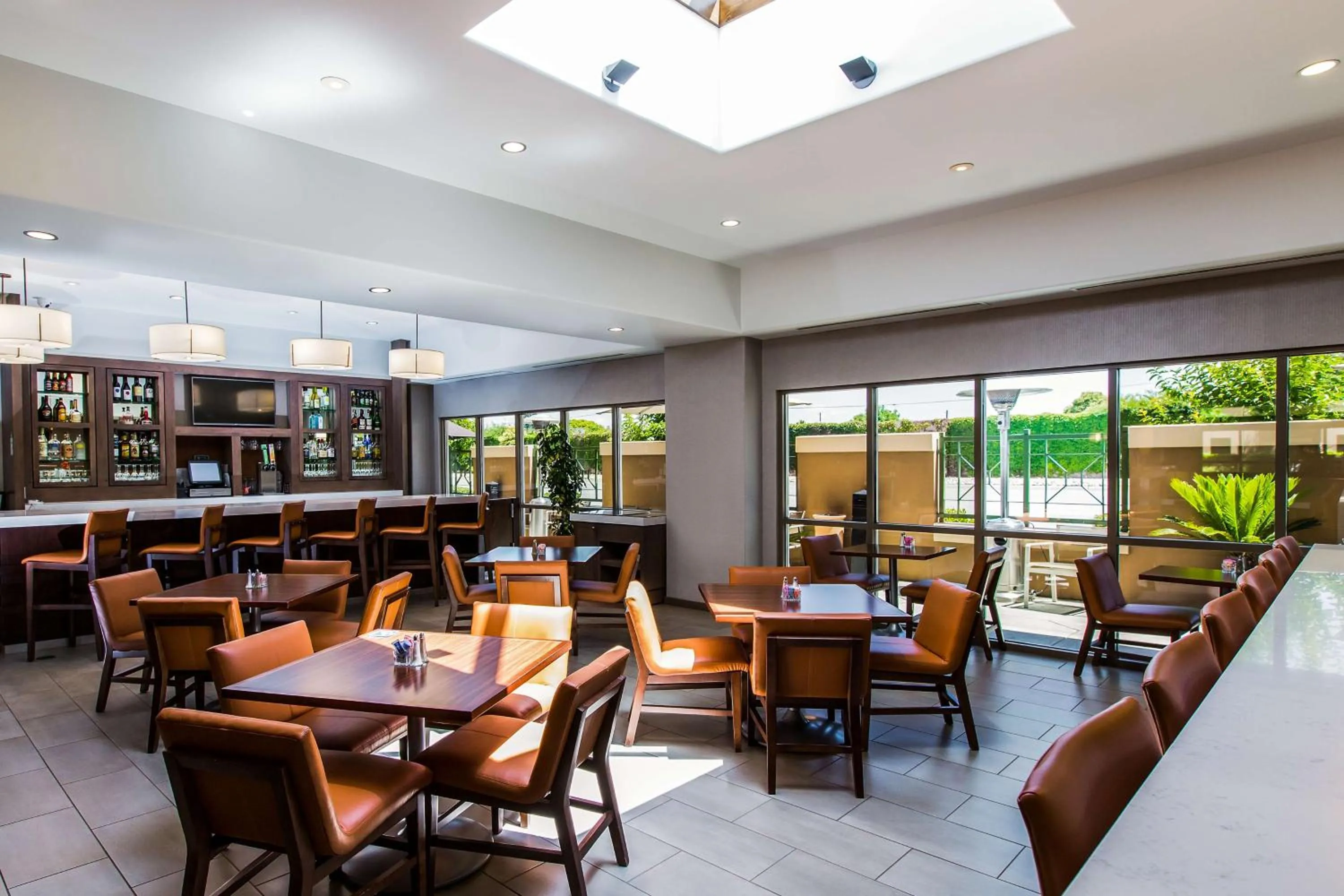 Lounge or bar in Hyatt House Santa Clara