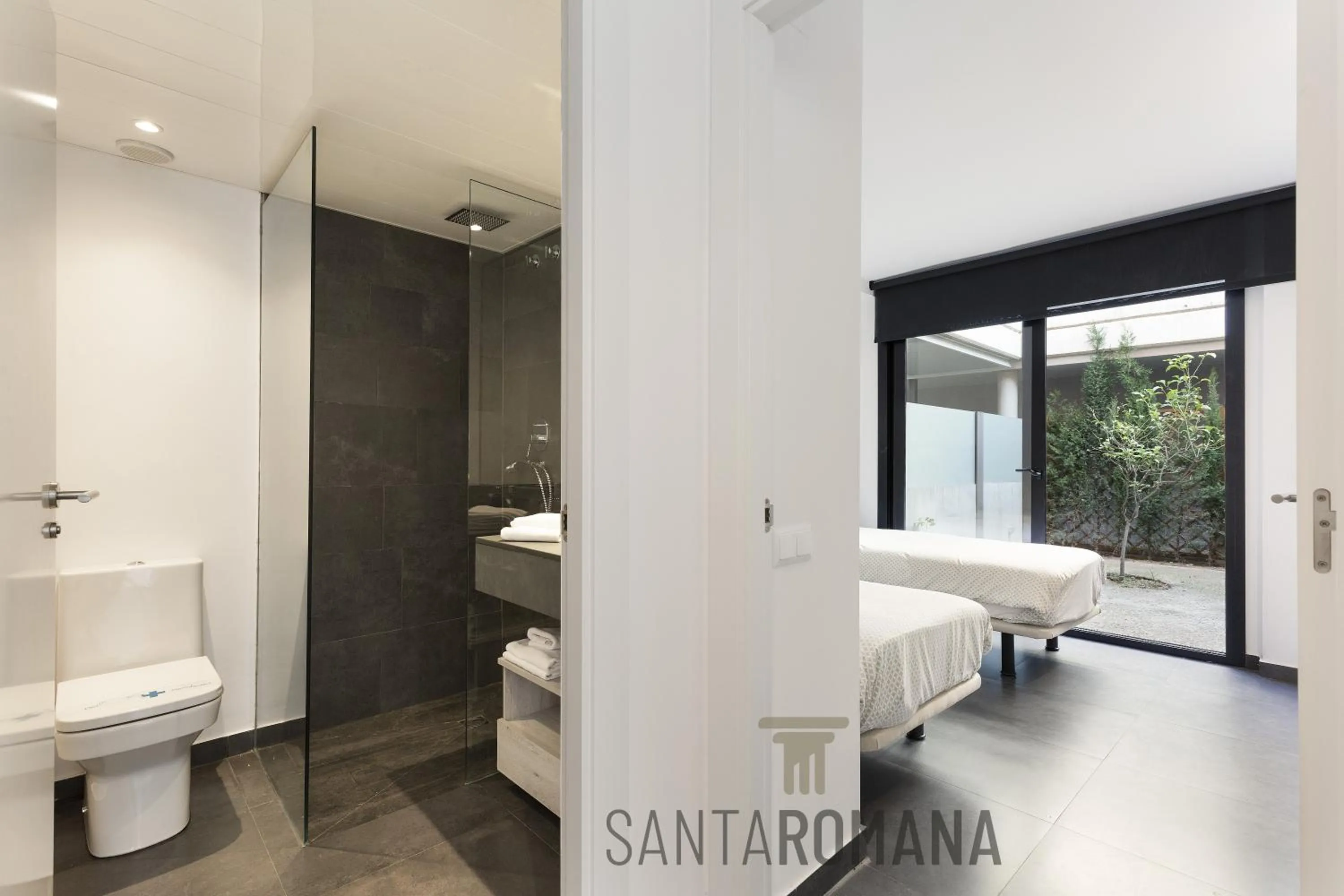Shower, Bed in Santa Romana Apartments & Suites