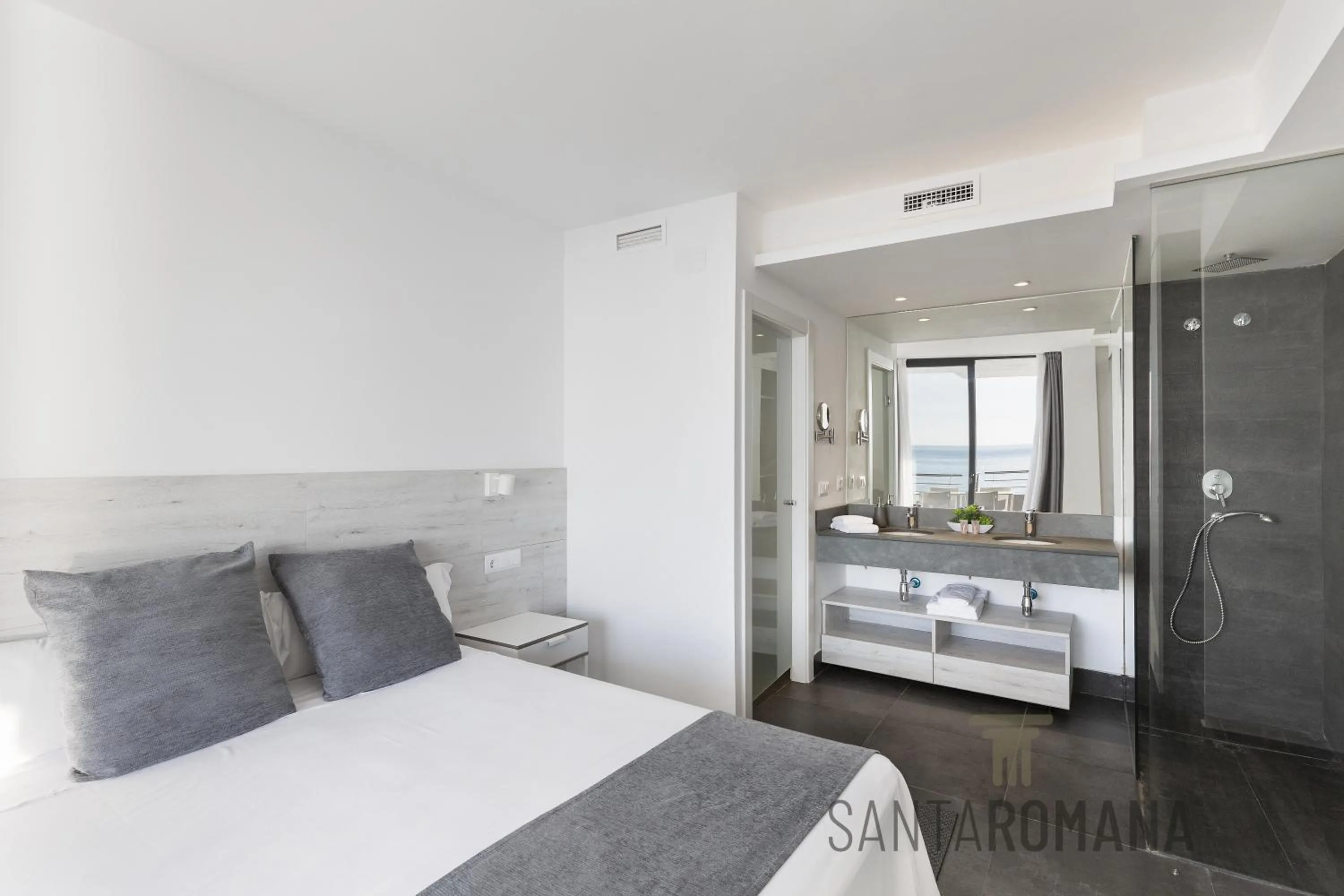 Shower, Bed in Santa Romana Apartments & Suites