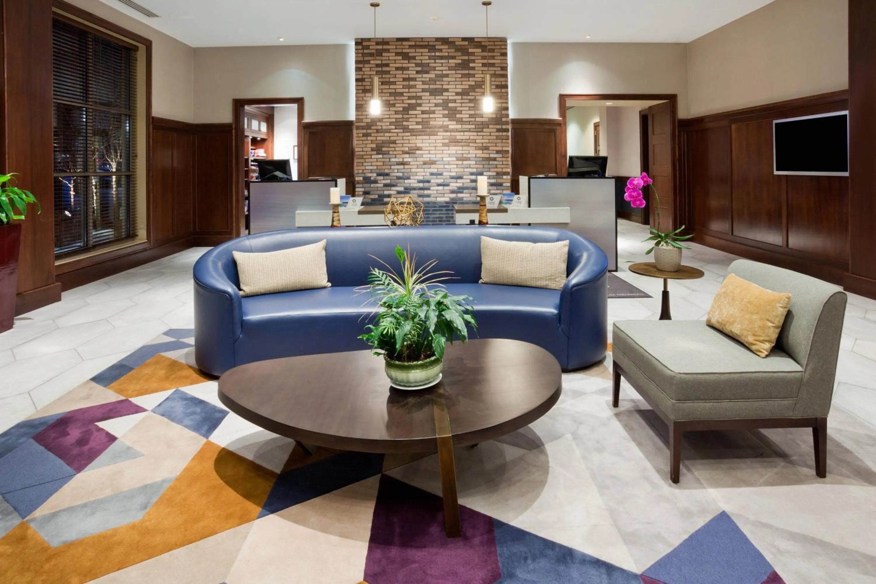 Lobby or reception in Sheraton St Paul Woodbury Hotel