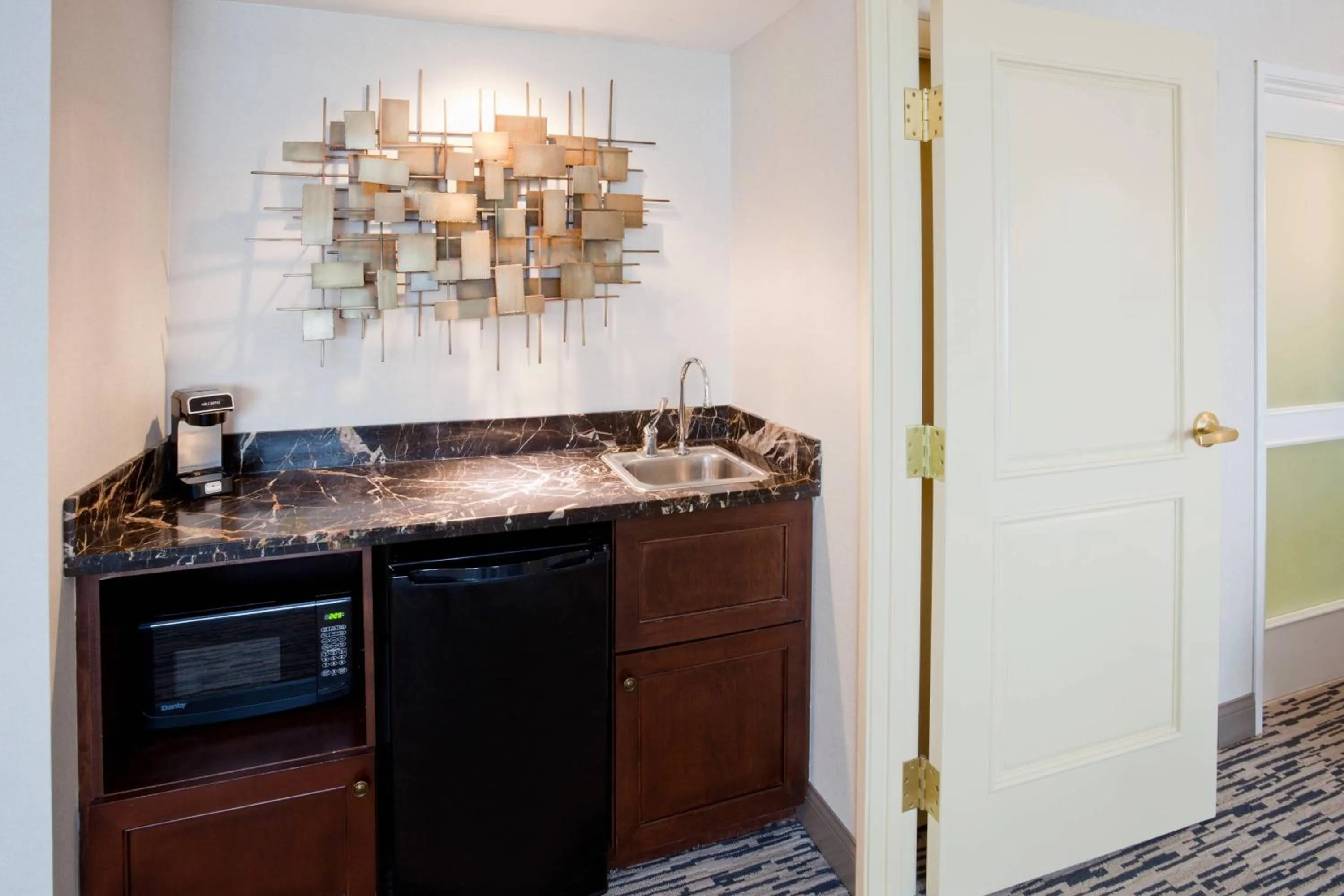 Kitchen or kitchenette in Sheraton St Paul Woodbury Hotel