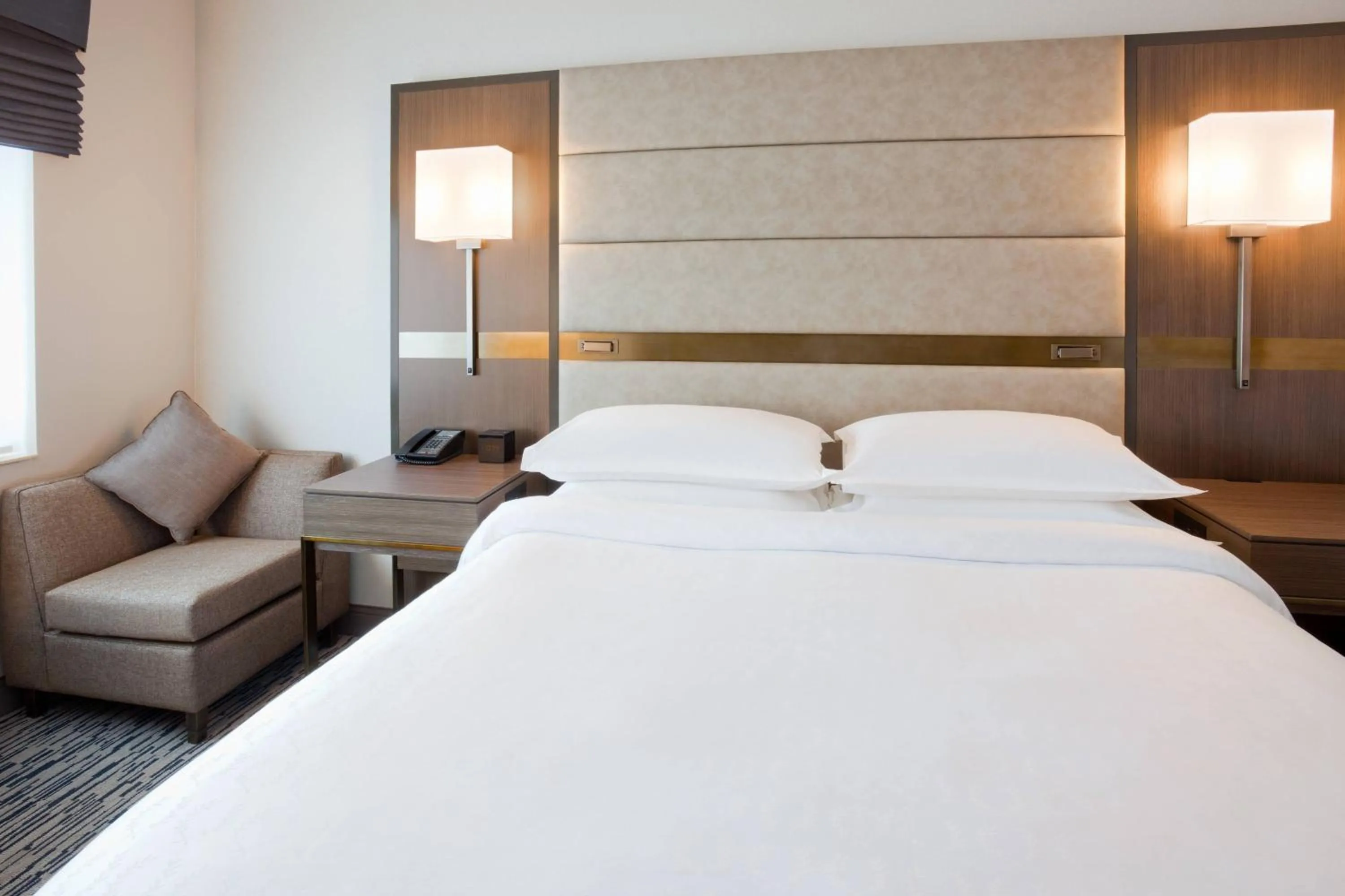 Photo of the whole room, Bed in Sheraton St Paul Woodbury Hotel