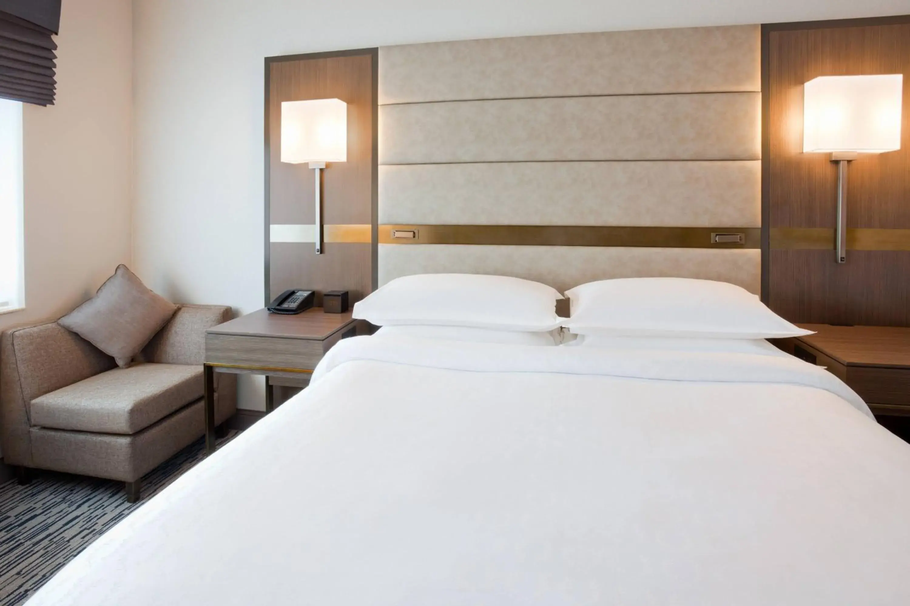 King Room with Roll-in Shower - Mobility Accessible in Sheraton St Paul Woodbury Hotel King Room with Roll-in Shower - Mobility Accessible in Sheraton St Paul Woodbury Hotel