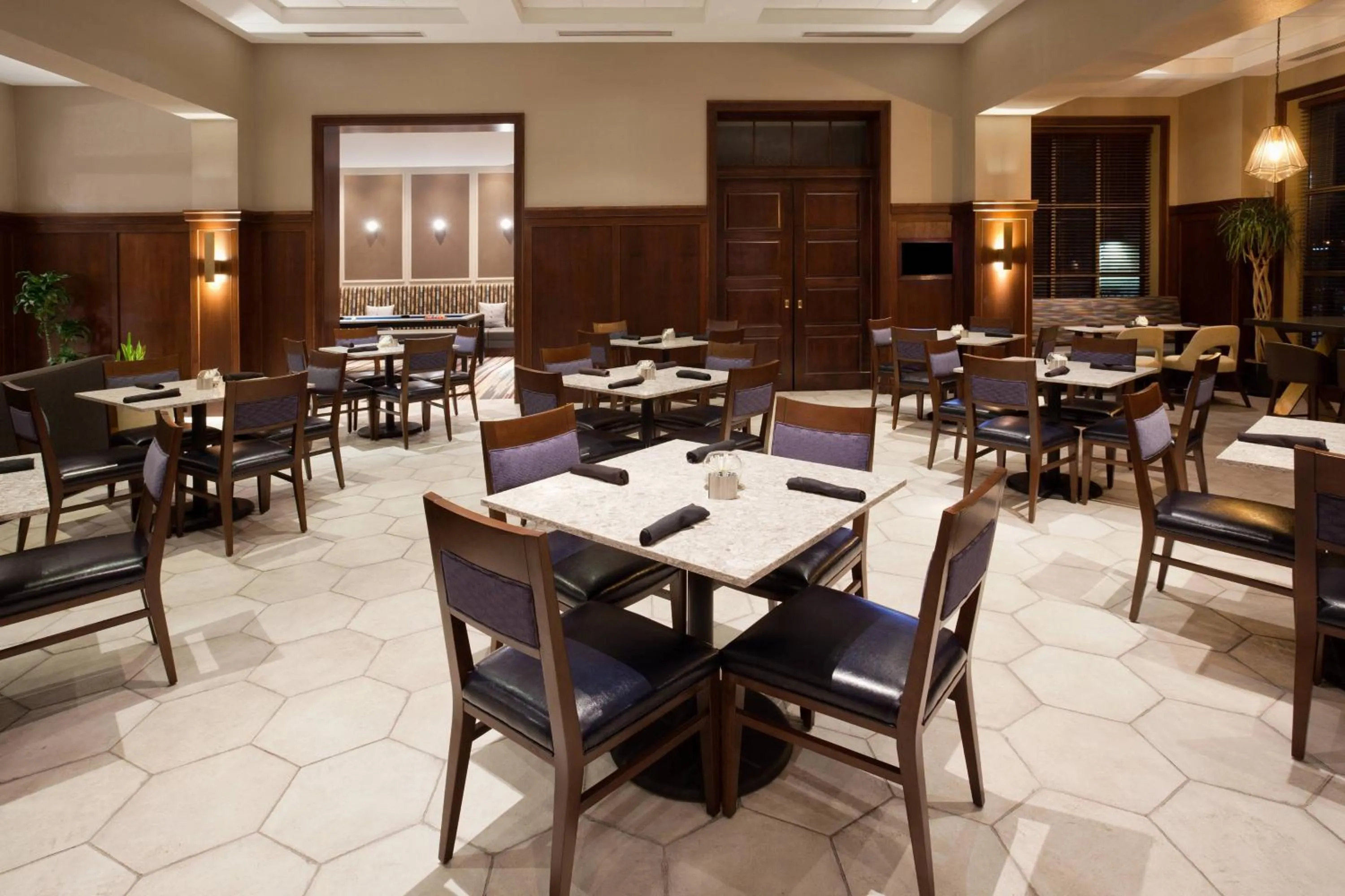 Lounge or bar in Sheraton St Paul Woodbury Hotel