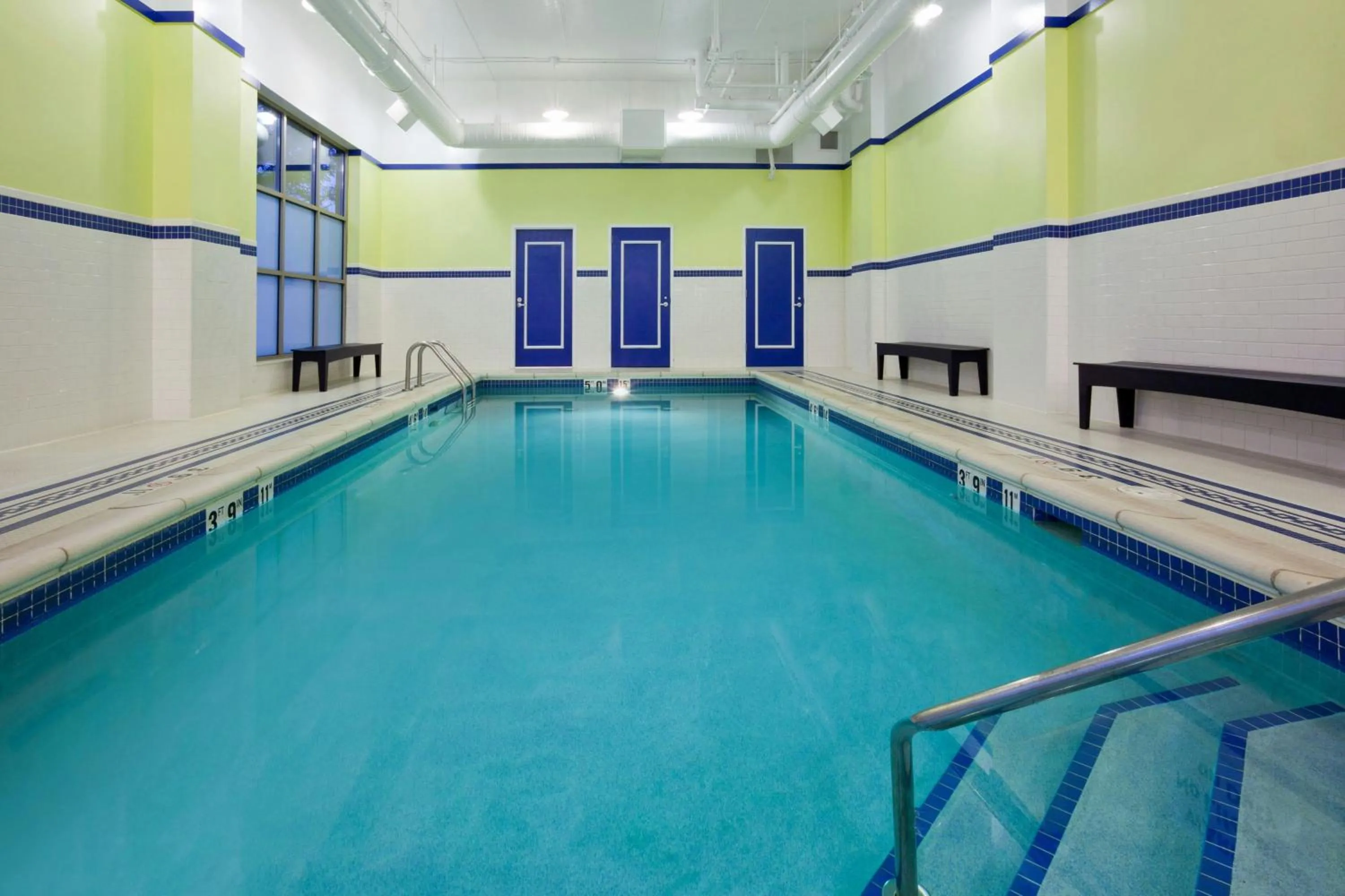 Swimming pool in Sheraton St Paul Woodbury Hotel