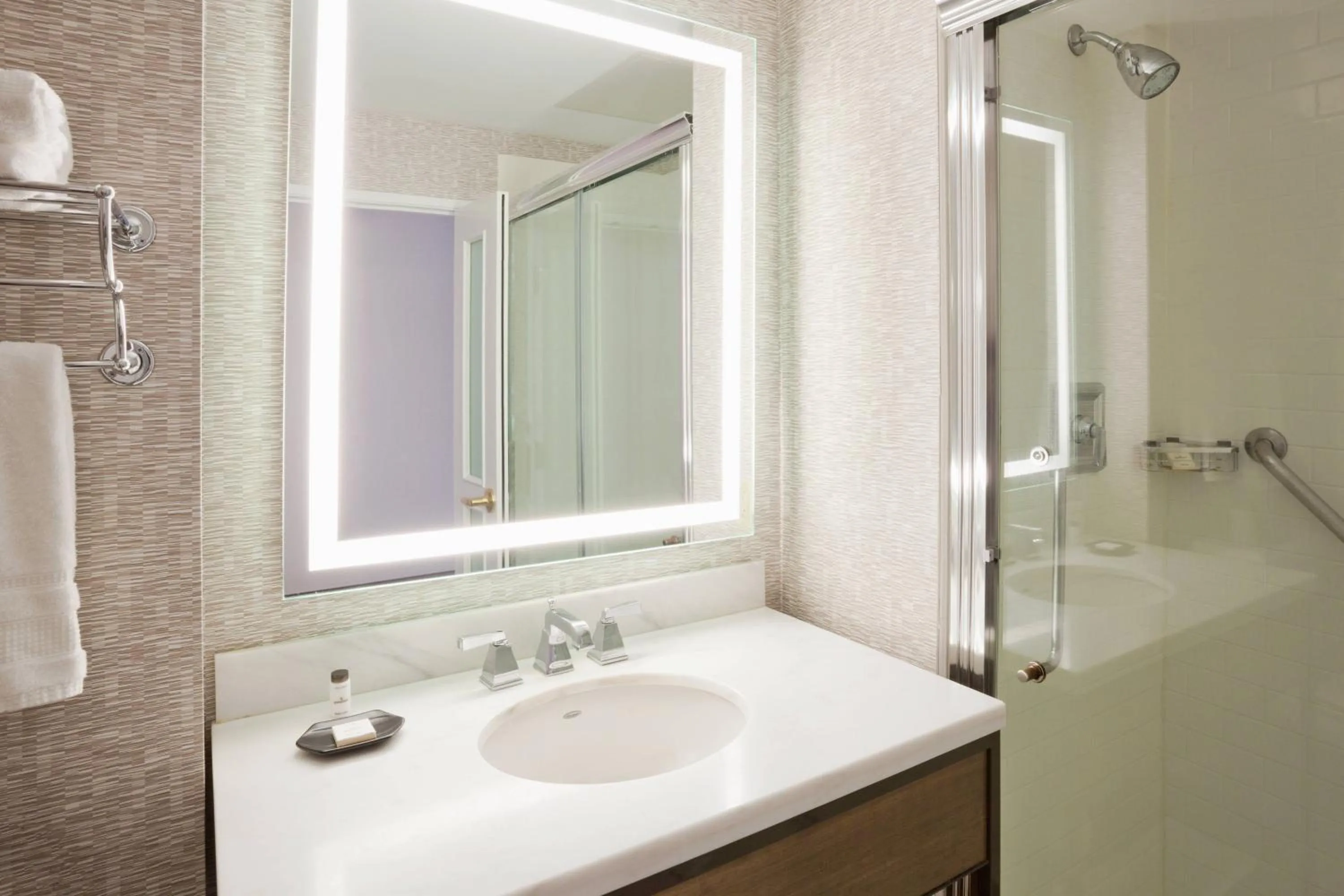 Bathroom in Sheraton St Paul Woodbury Hotel