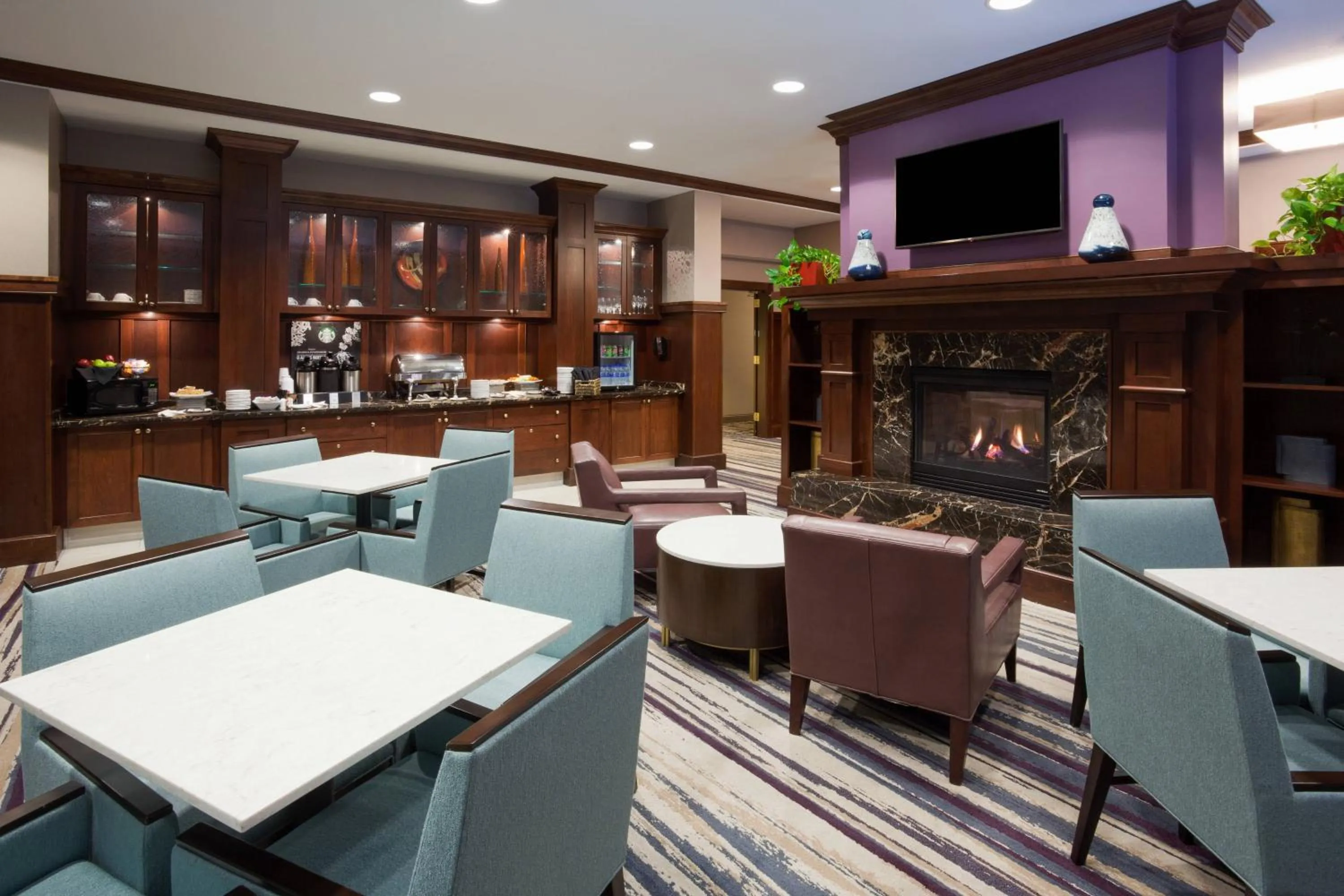 Lounge or bar in Sheraton St Paul Woodbury Hotel