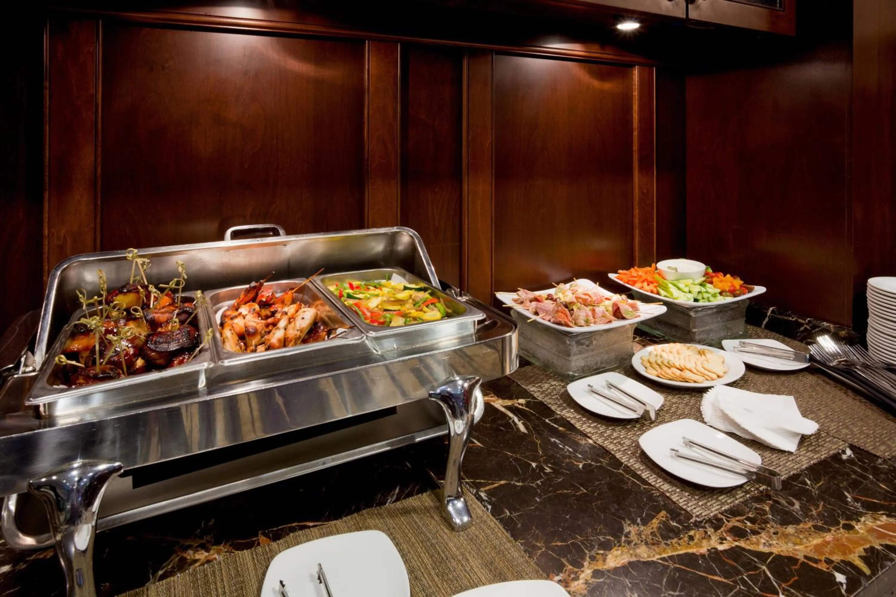 Lounge or bar in Sheraton St Paul Woodbury Hotel