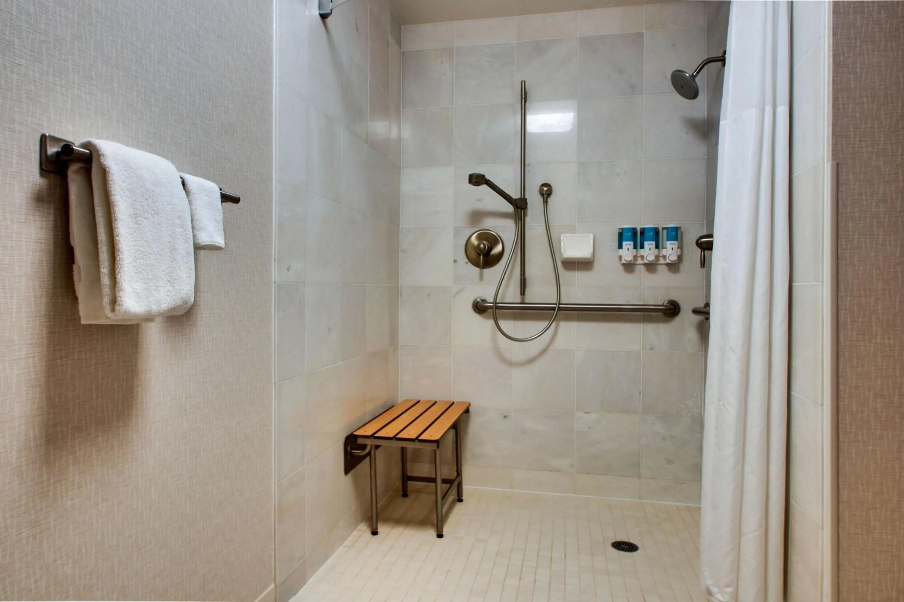 Bathroom in Drury Inn & Suites Findlay