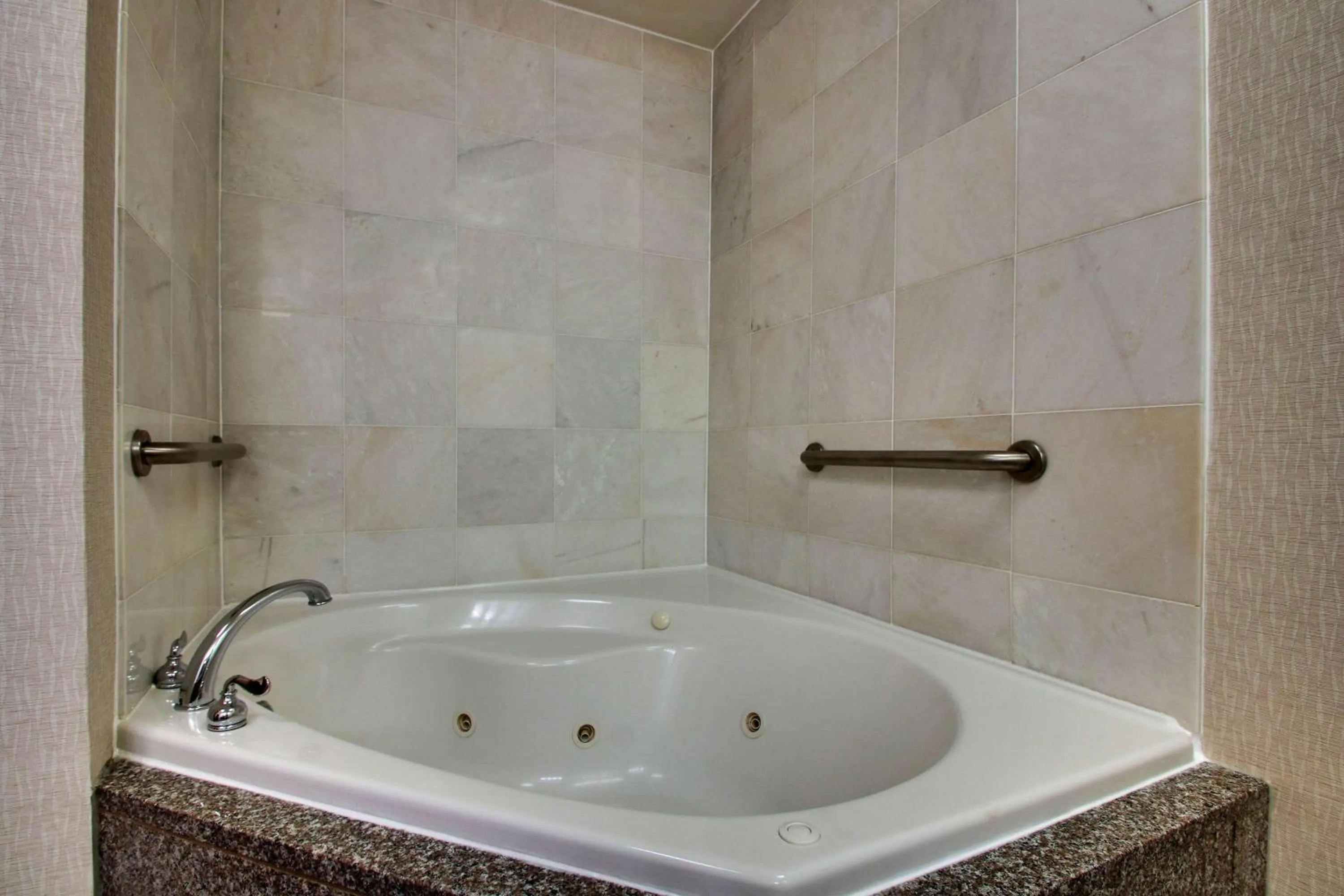 Bathroom in Drury Inn & Suites Findlay