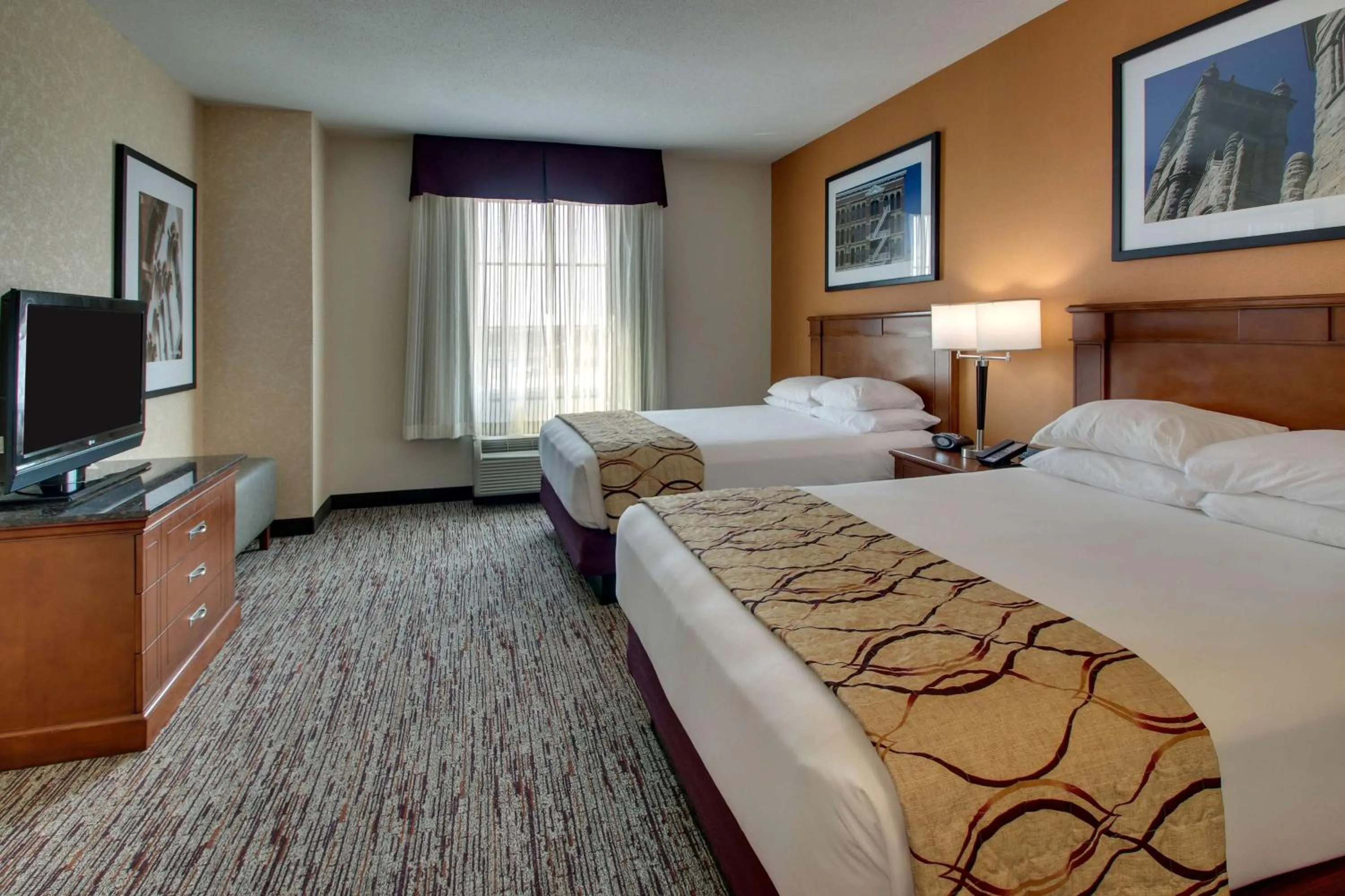 Photo of the whole room, Bed in Drury Inn & Suites Findlay