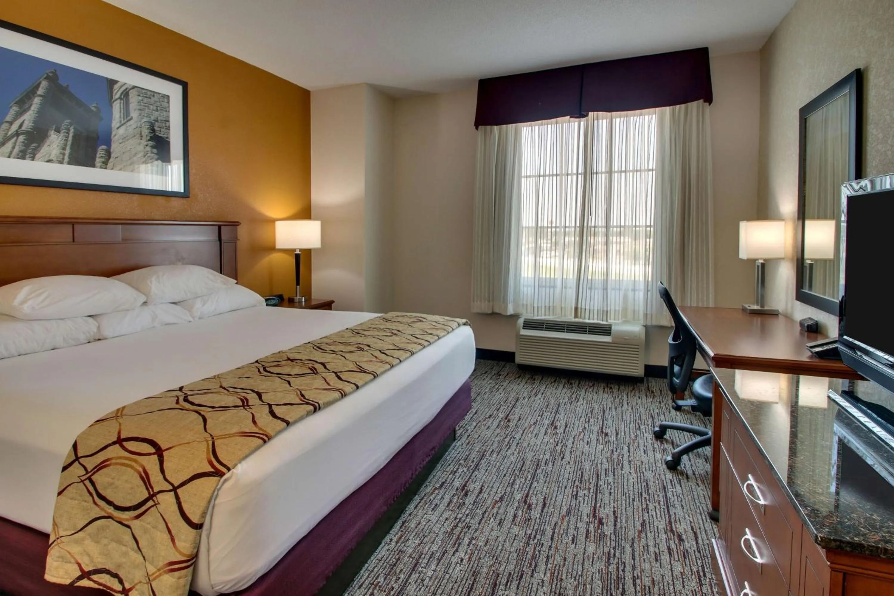 Photo of the whole room, Bed in Drury Inn & Suites Findlay