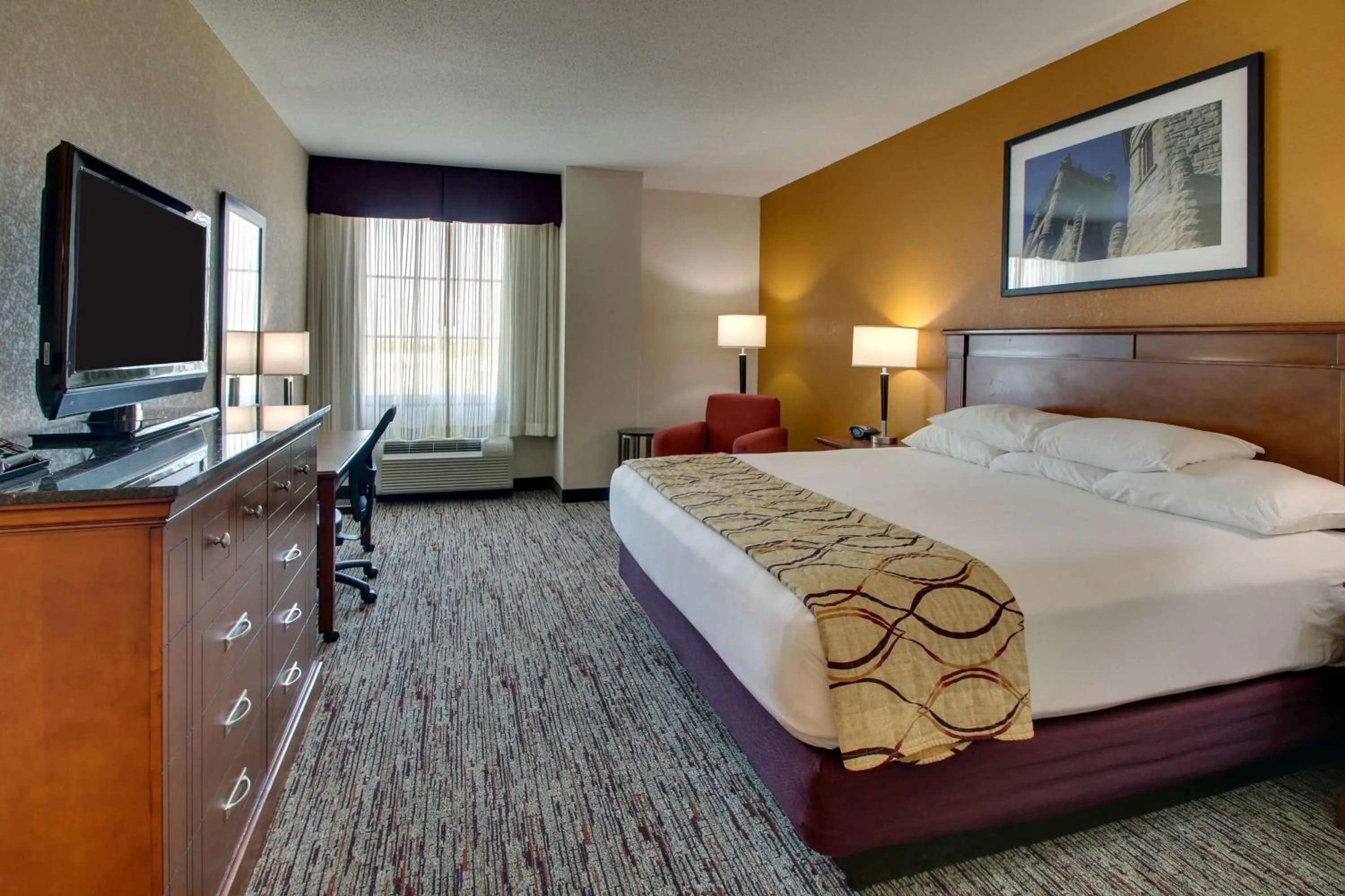 Photo of the whole room, Bed in Drury Inn & Suites Findlay