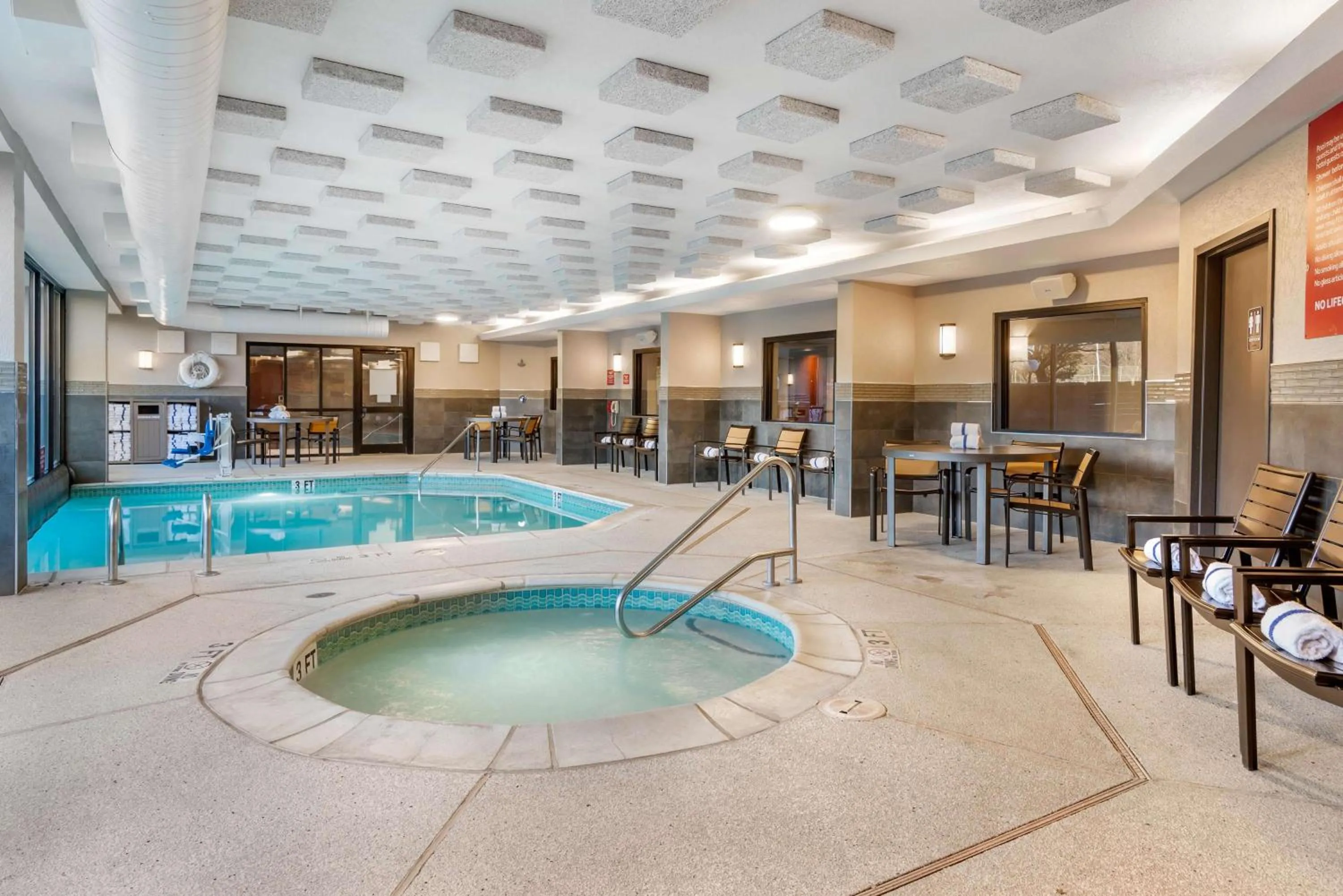 Pool view in Drury Inn & Suites Atlanta Airport