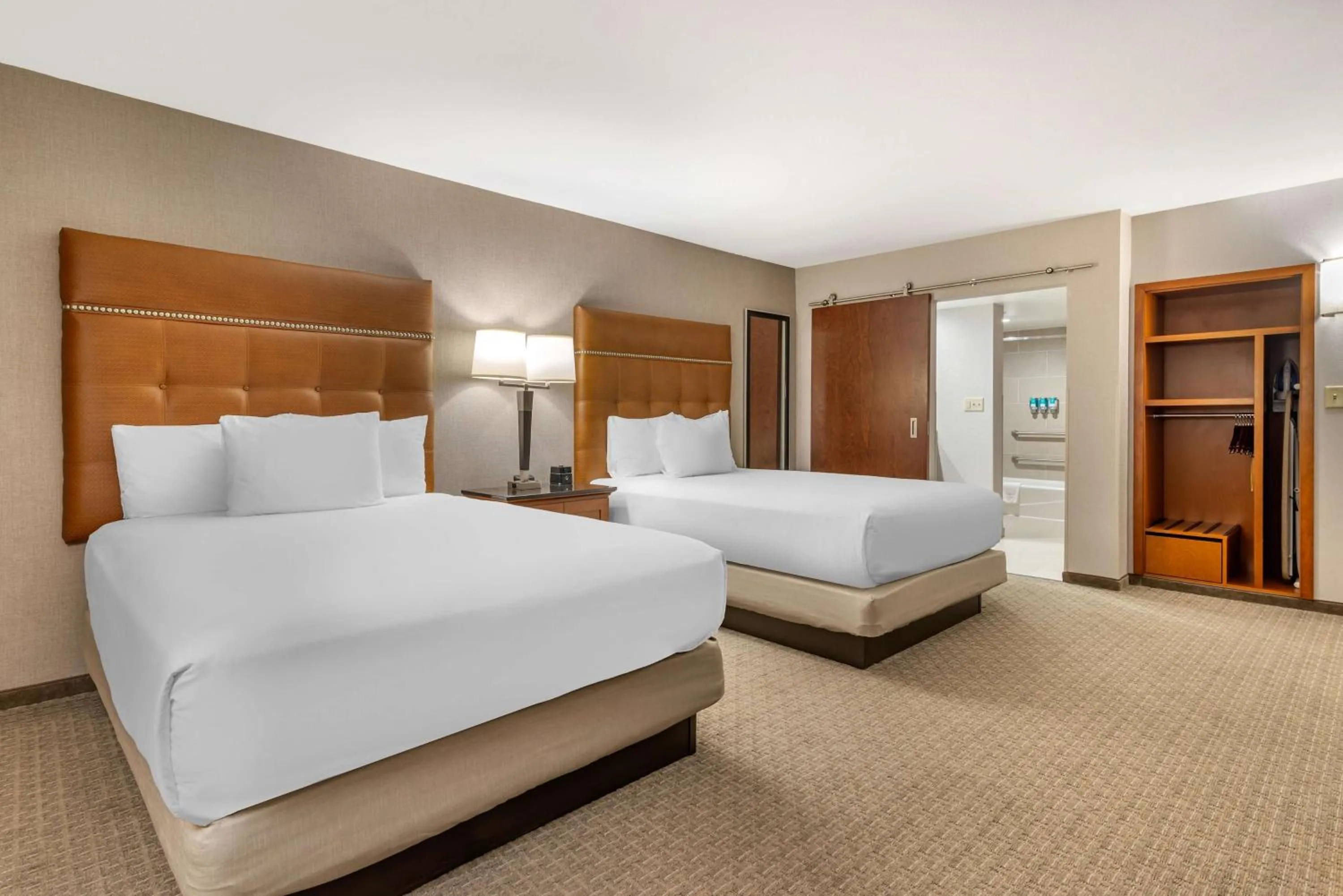 Bedroom, Bed in Drury Inn & Suites Atlanta Airport