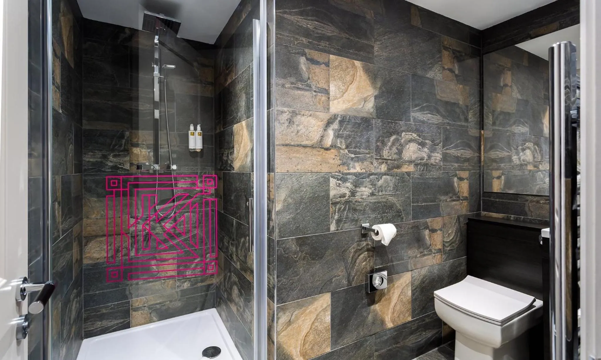 Shower in Kotel Windermere