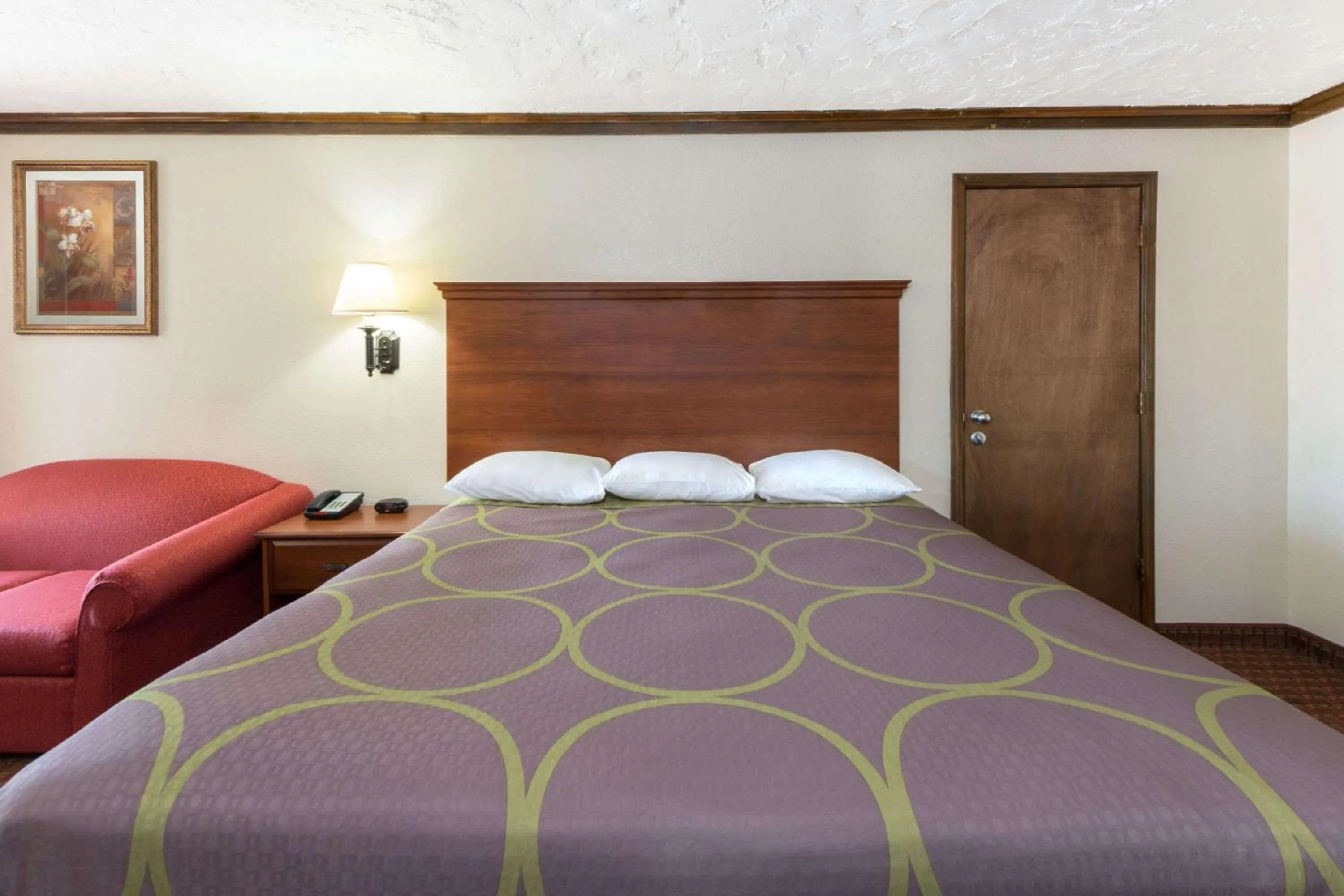 Photo of the whole room, Bed in Super 8 by Wyndham Enid