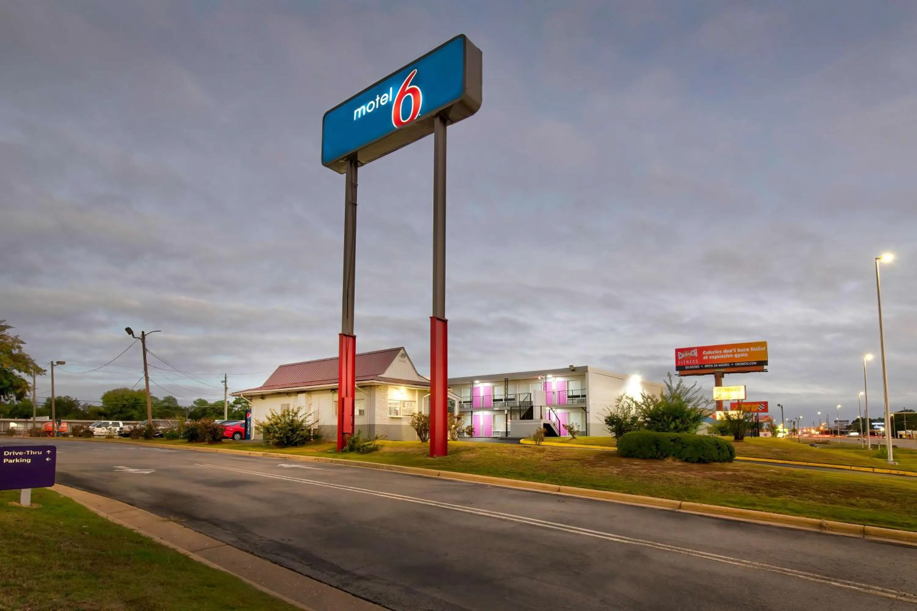 Property building in Motel 6 Tuscaloosa AL University