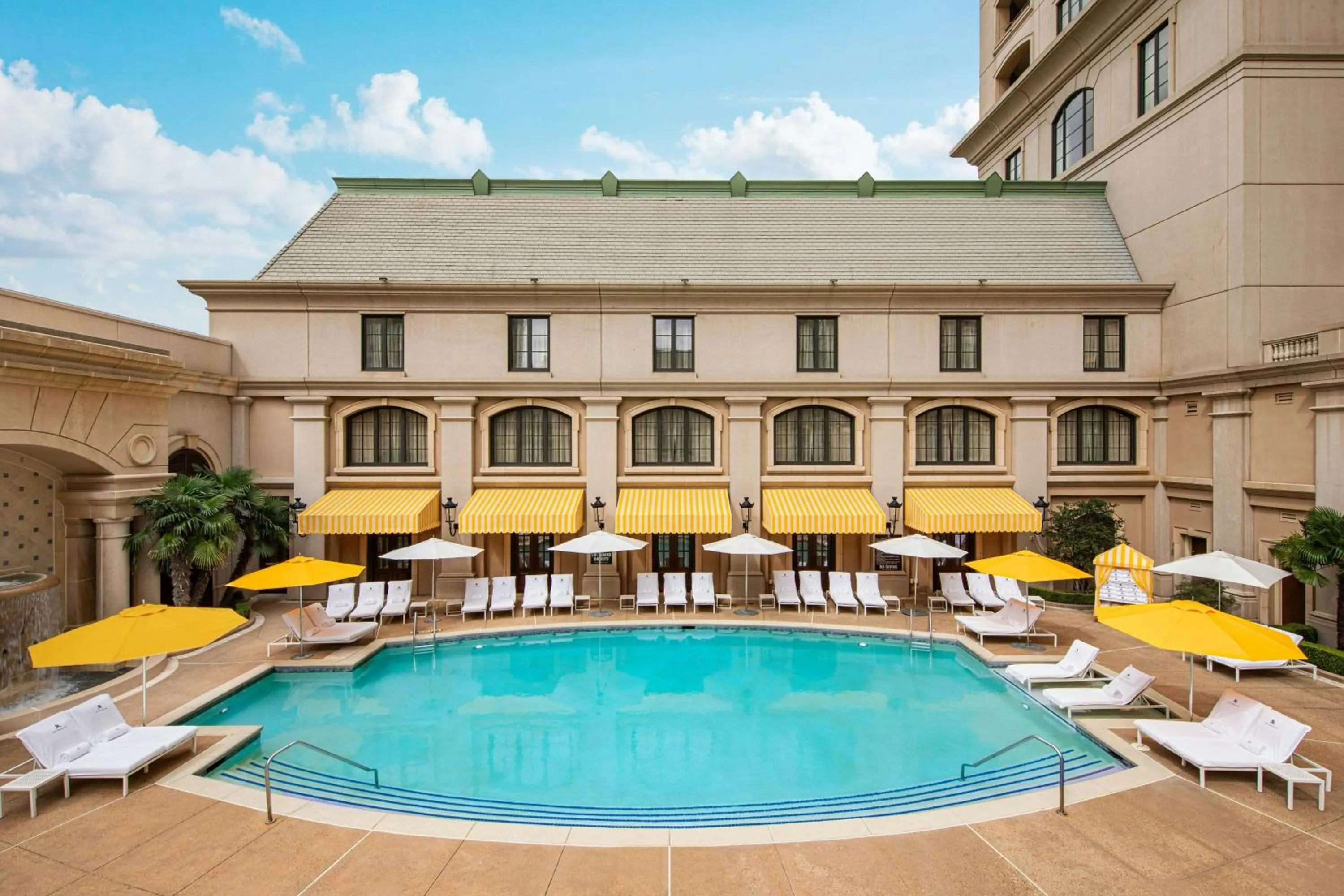 Swimming pool in The St. Regis Atlanta