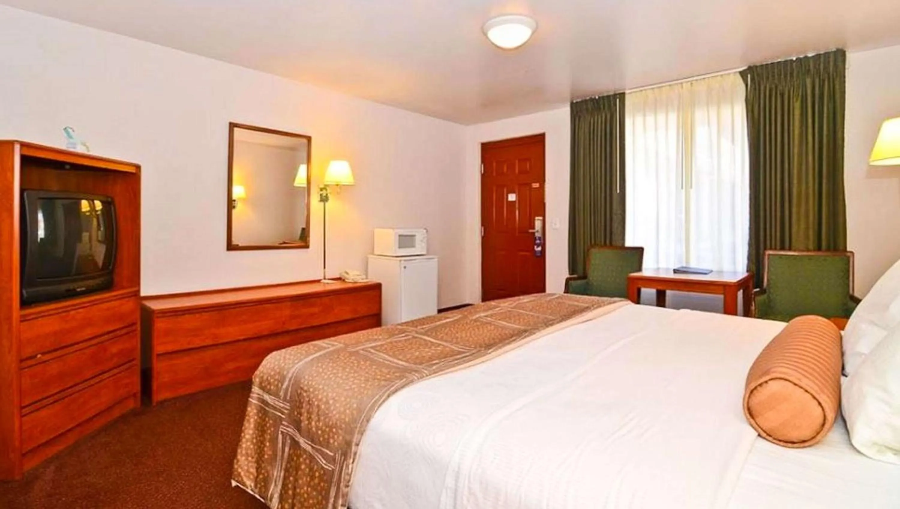 Photo of the whole room, Bed in Magnuson Hotel Manitou Springs