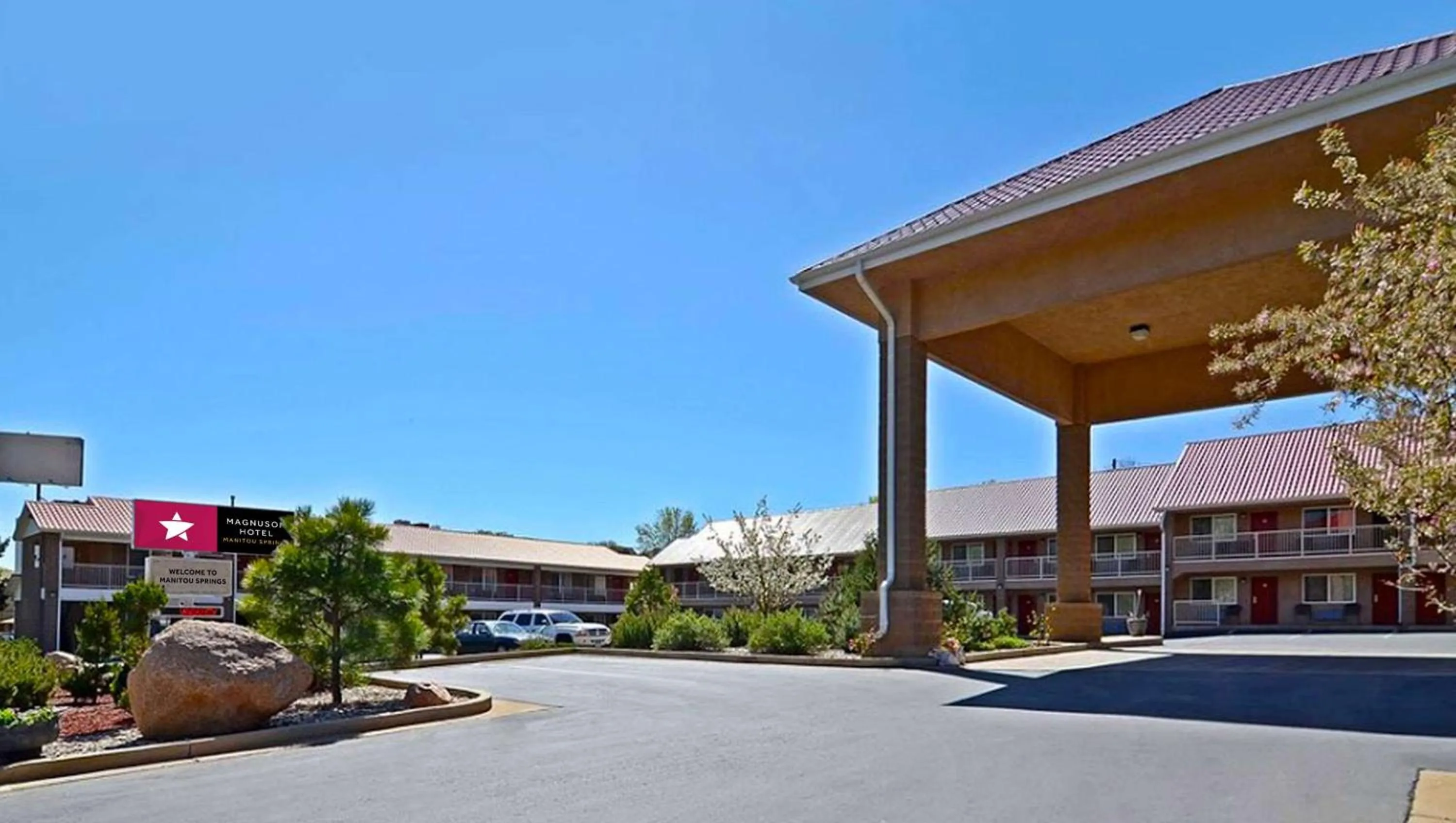 Property building in Magnuson Hotel Manitou Springs