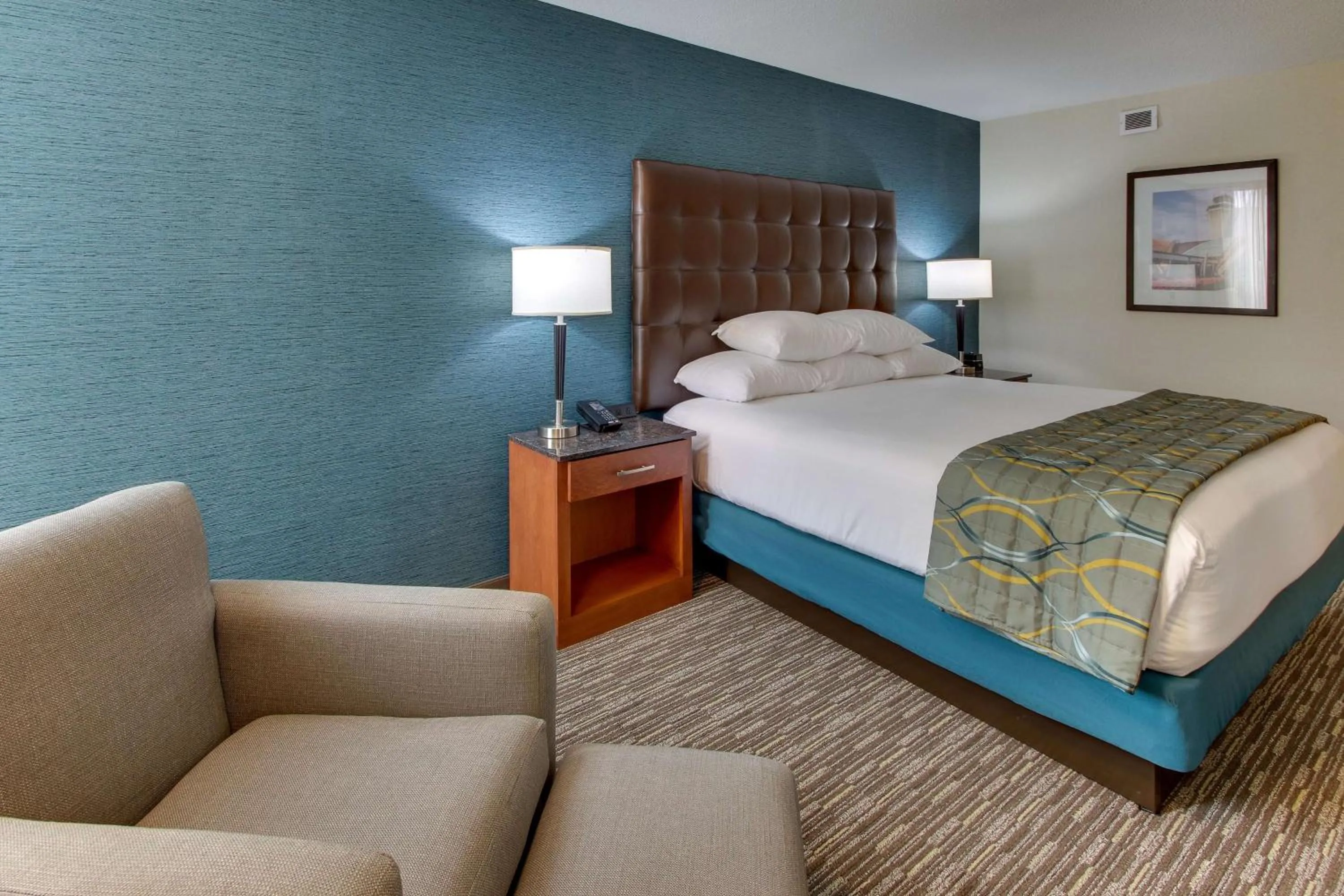 Photo of the whole room, Bed in Pear Tree Inn St. Louis Airport