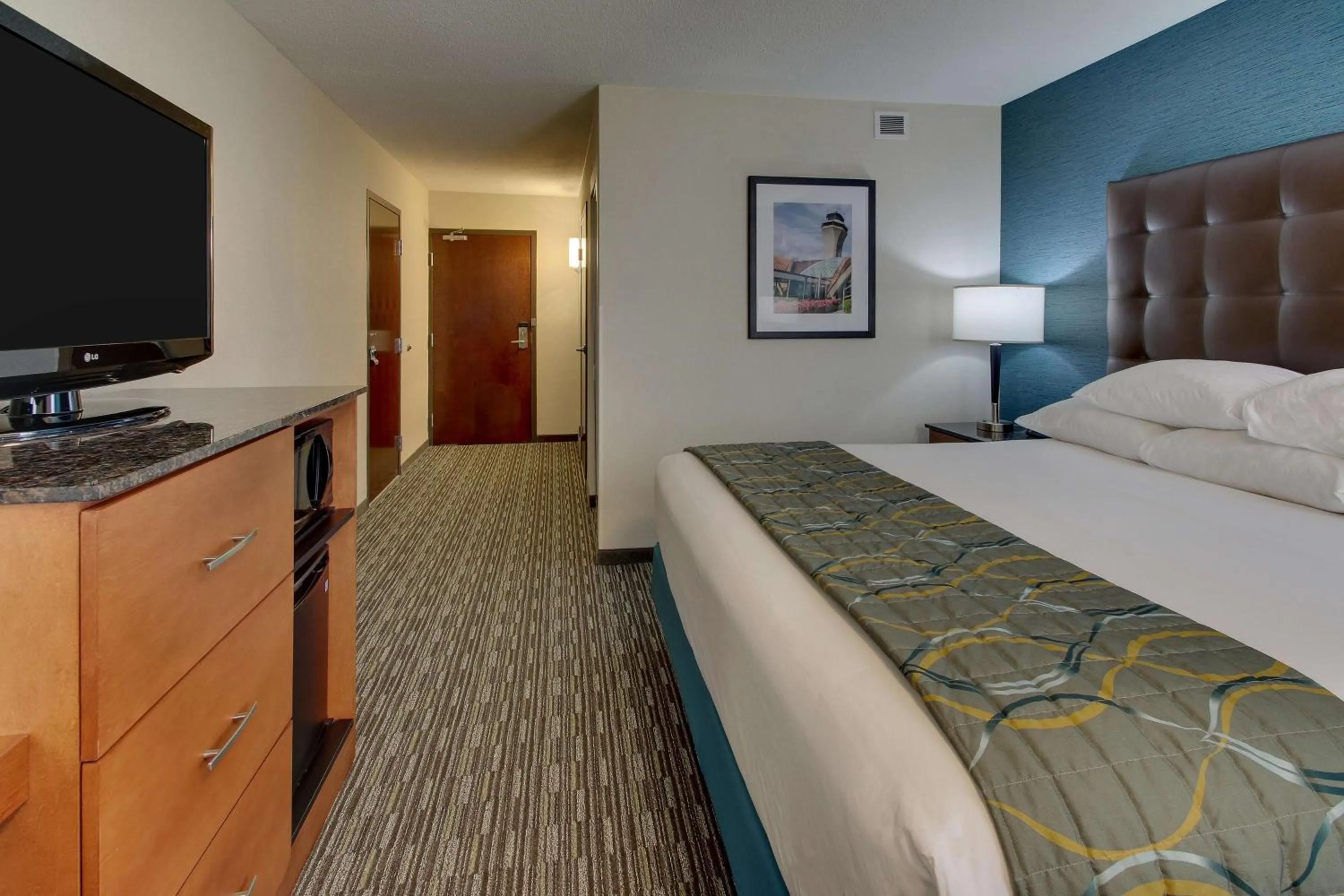 Photo of the whole room, Bed in Pear Tree Inn St. Louis Airport