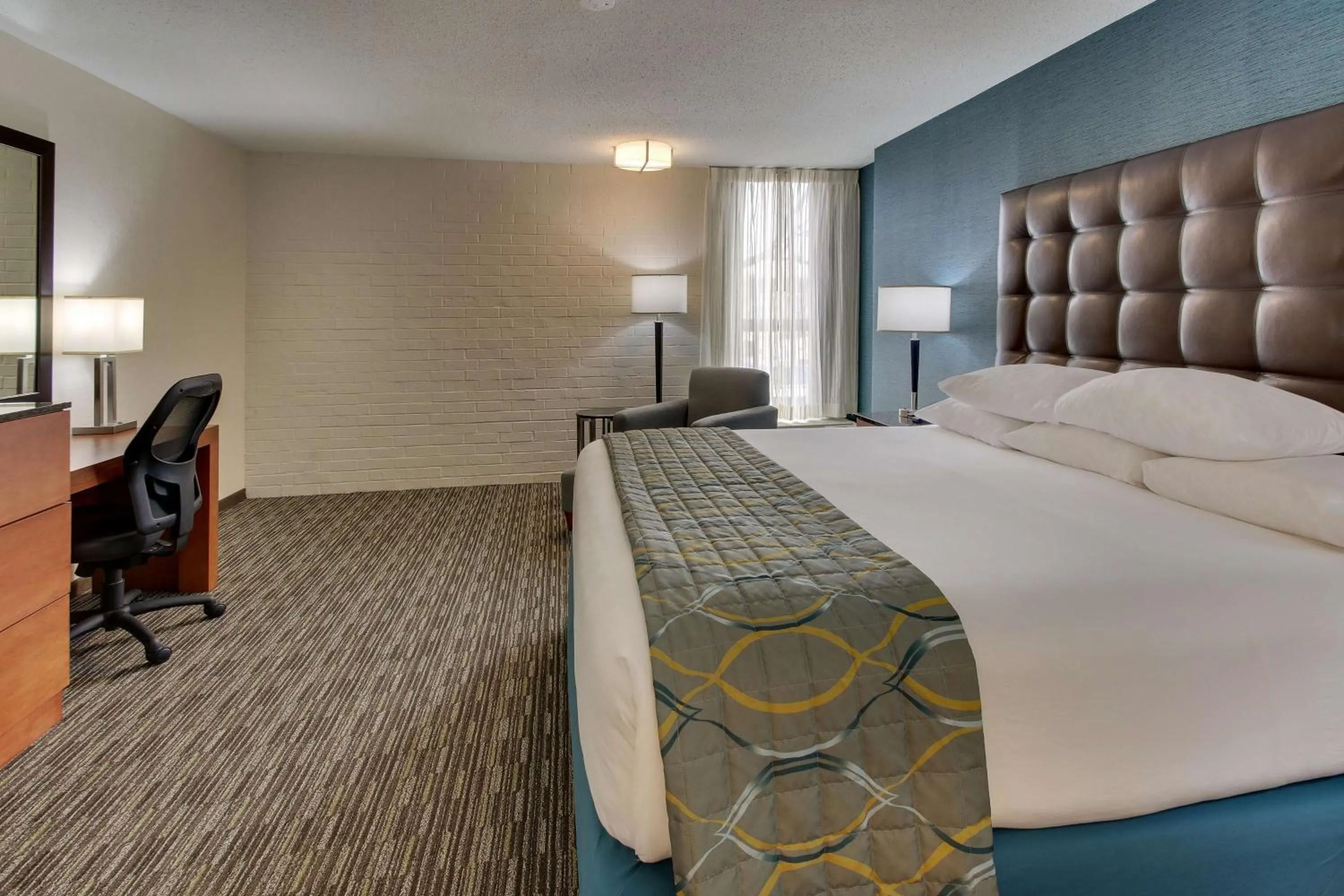 Photo of the whole room, Bed in Pear Tree Inn St. Louis Airport