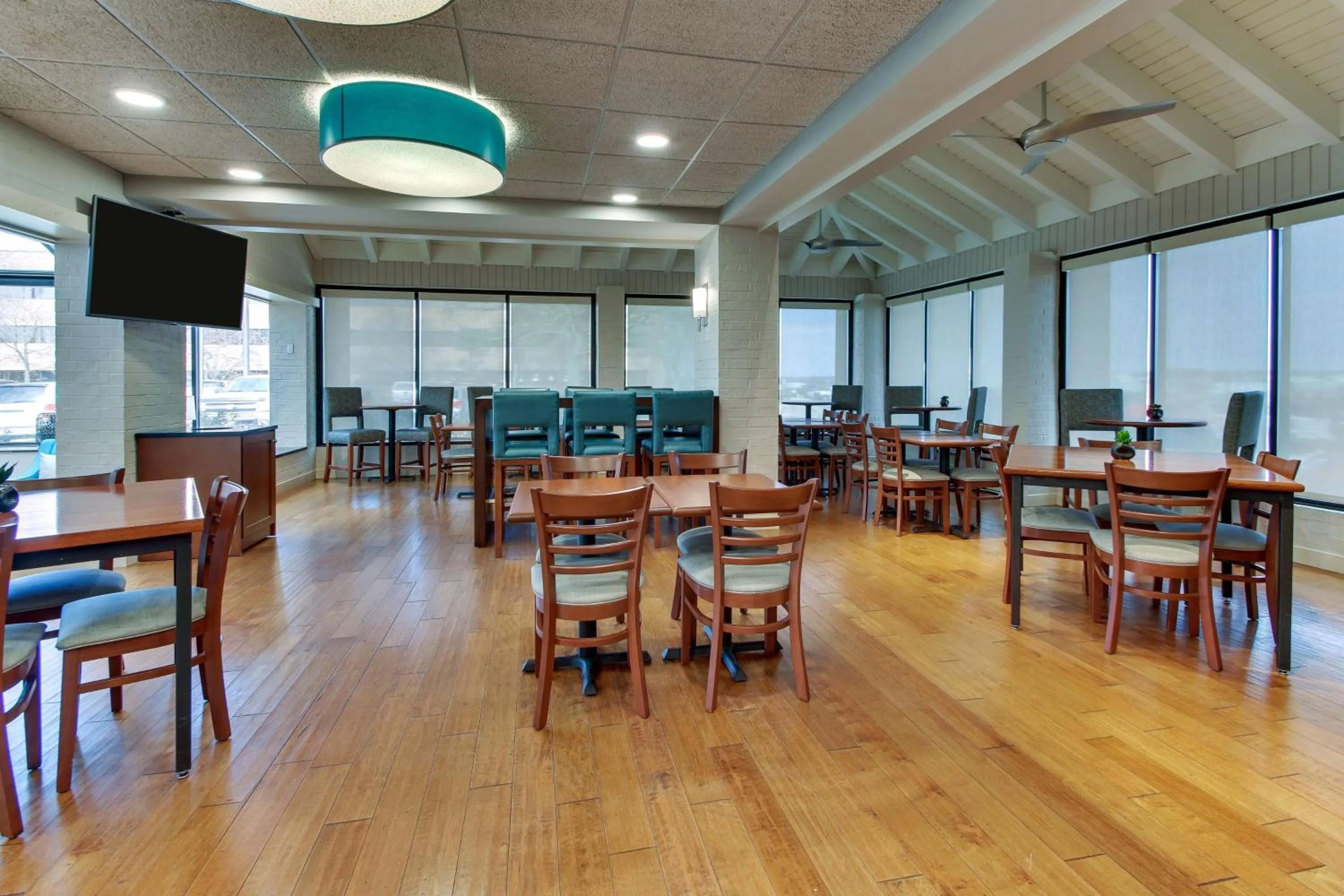 Restaurant/places to eat in Pear Tree Inn St. Louis Airport