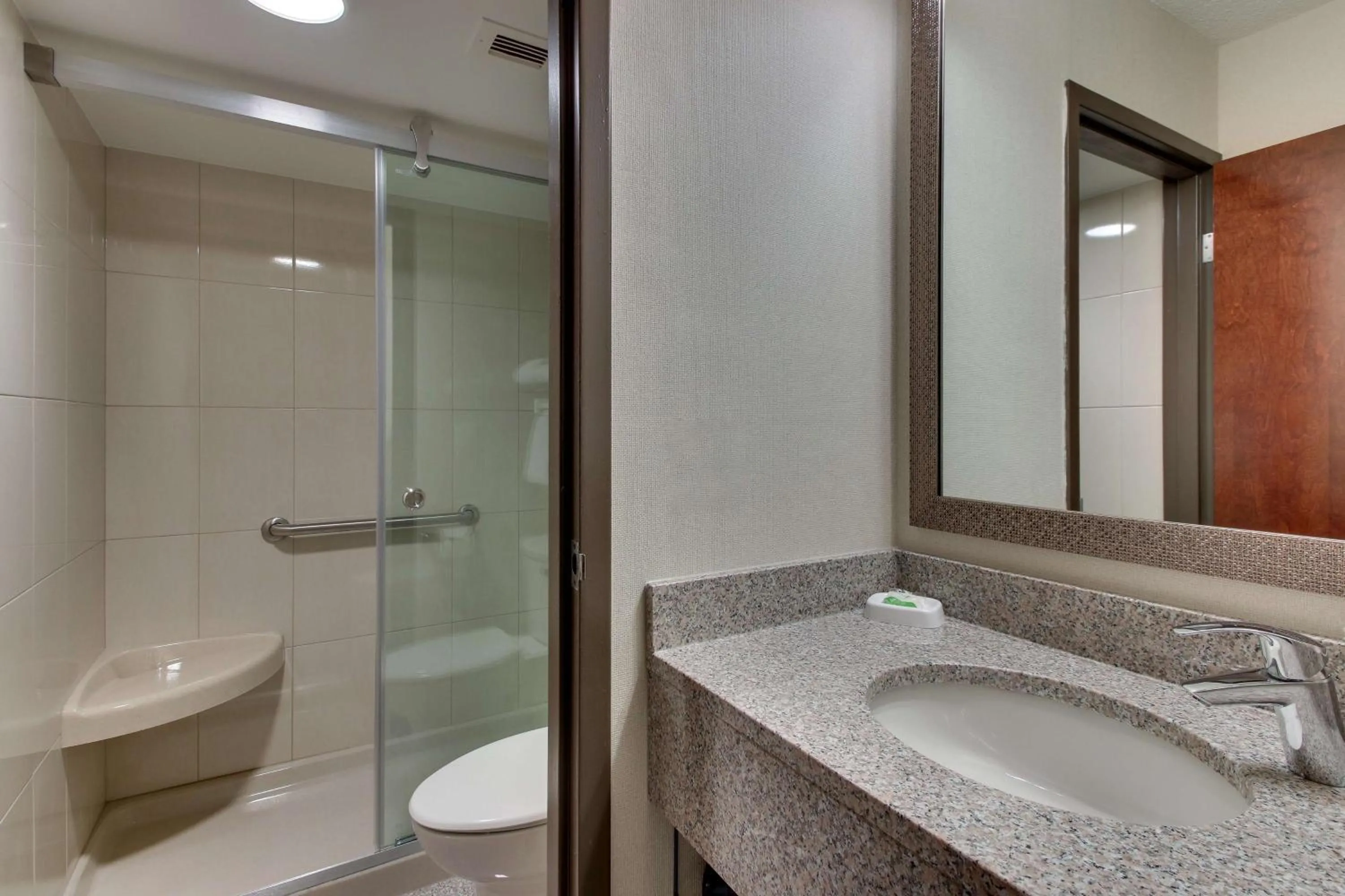 Bathroom in Pear Tree Inn St. Louis Airport