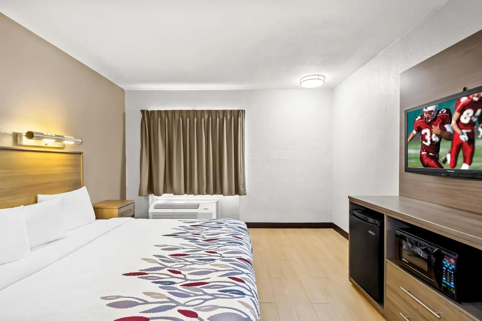 Photo of the whole room, Bed in Red Roof Inn Myrtle Beach Hotel - Market Commons