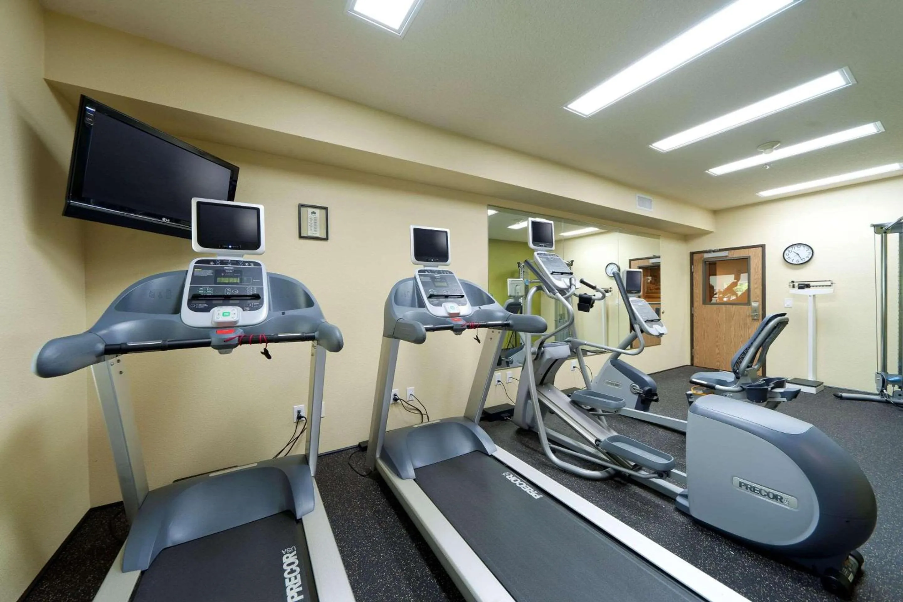 Fitness centre/facilities in Country Inn & Suites by Radisson, Portland International Airport, OR