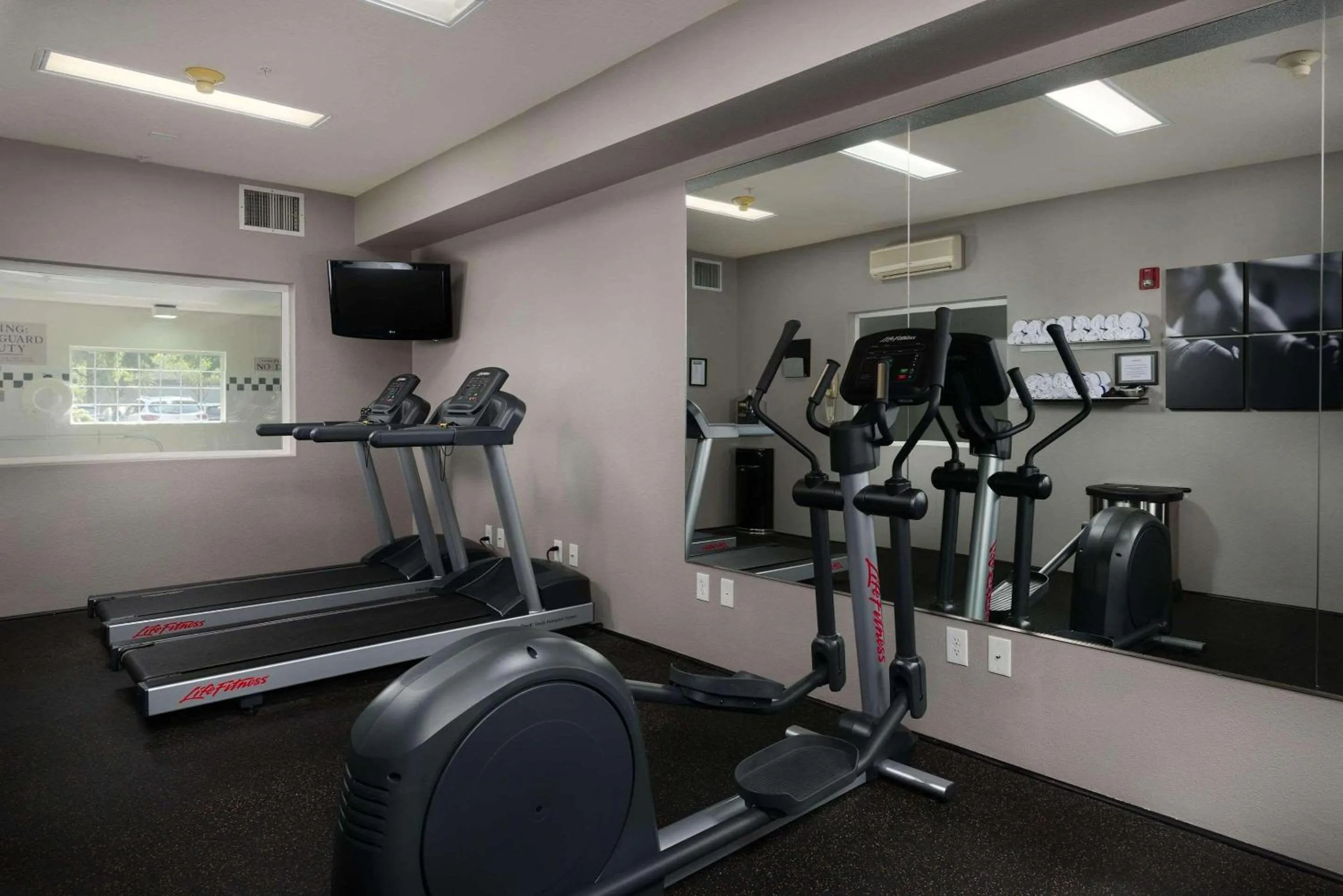Fitness centre/facilities in Country Inn & Suites by Radisson, Portland International Airport, OR