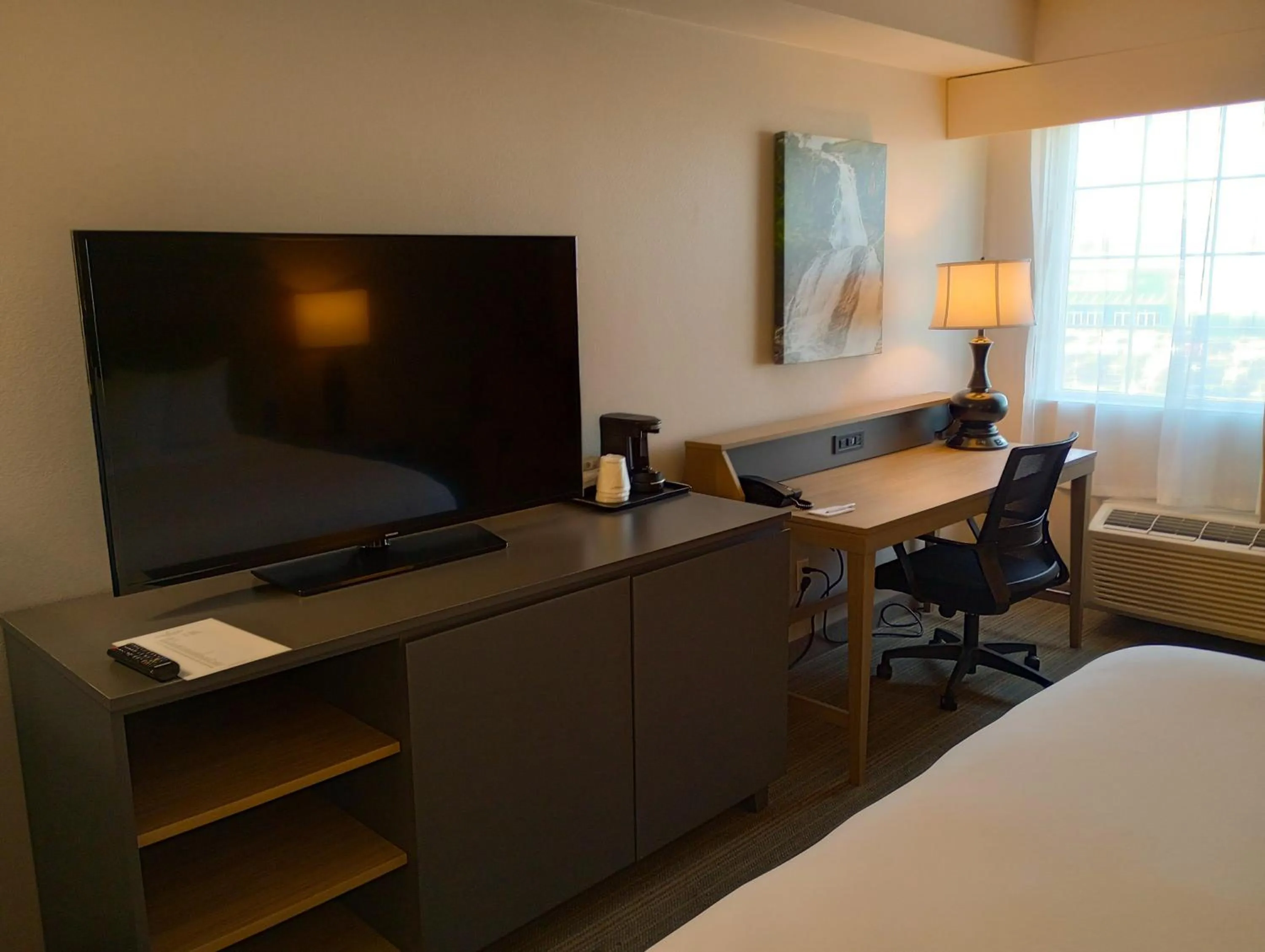 TV and multimedia, Bed in Country Inn & Suites by Radisson, Portland International Airport, OR