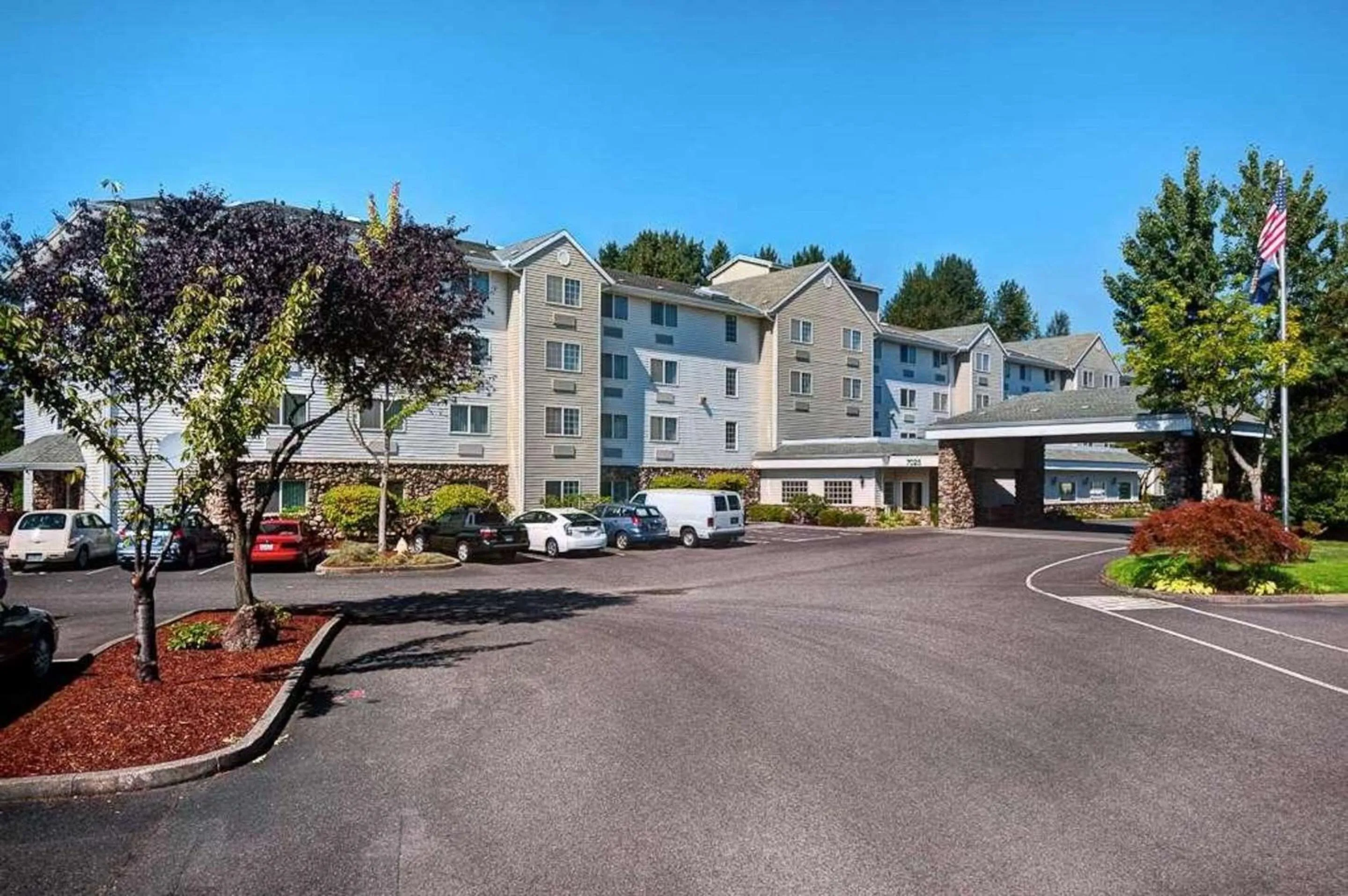 Property building in Country Inn & Suites by Radisson, Portland International Airport, OR
