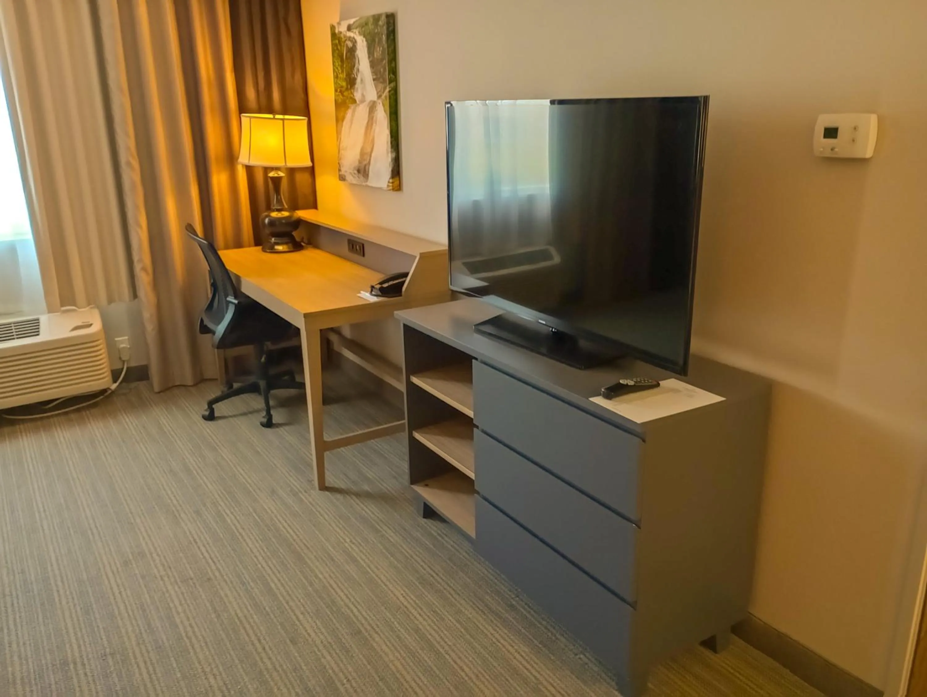 TV and multimedia in Country Inn & Suites by Radisson, Portland International Airport, OR