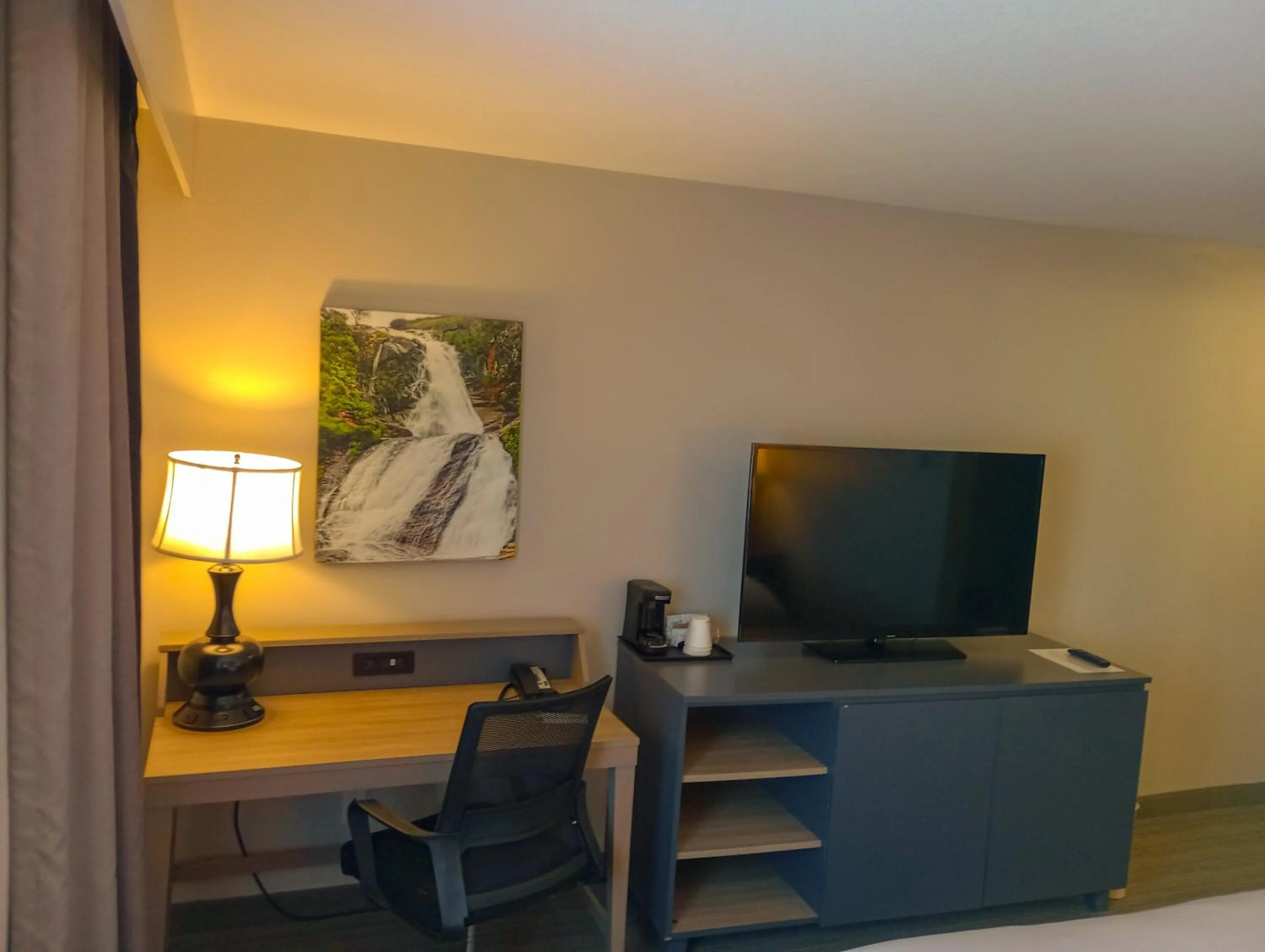 TV and multimedia in Country Inn & Suites by Radisson, Portland International Airport, OR