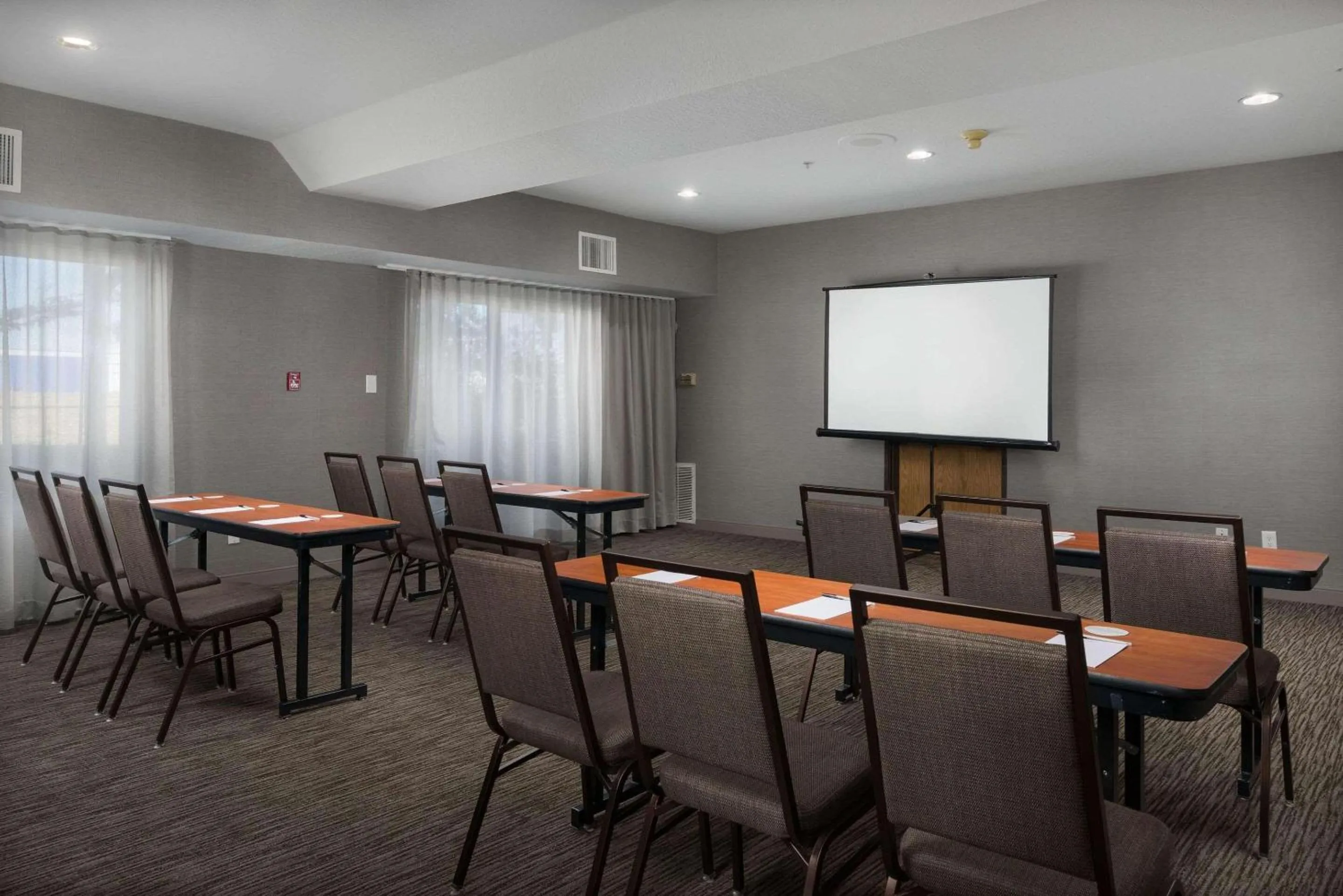 Meeting/conference room in Country Inn & Suites by Radisson, Portland International Airport, OR