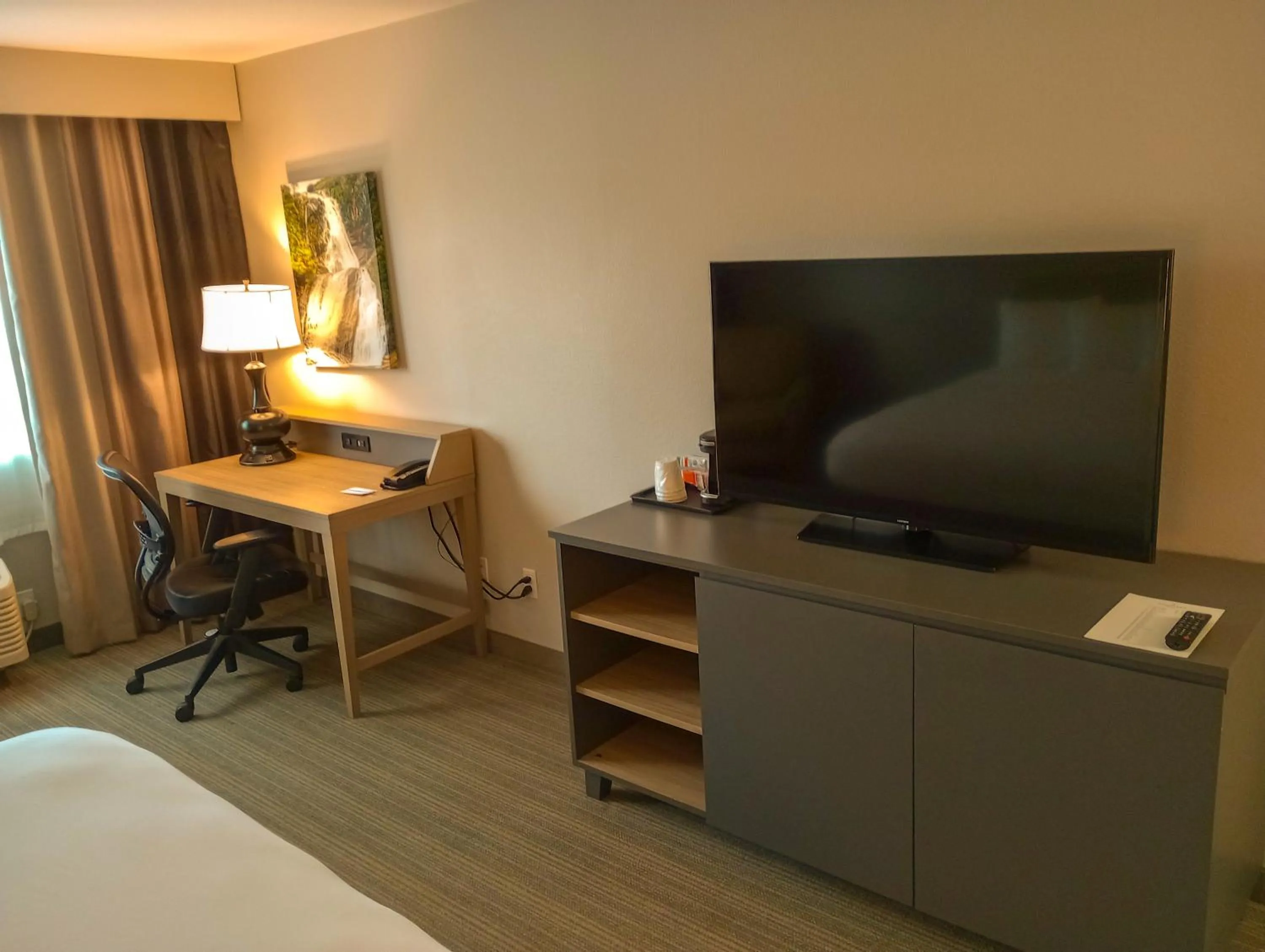 TV and multimedia, Bed in Country Inn & Suites by Radisson, Portland International Airport, OR
