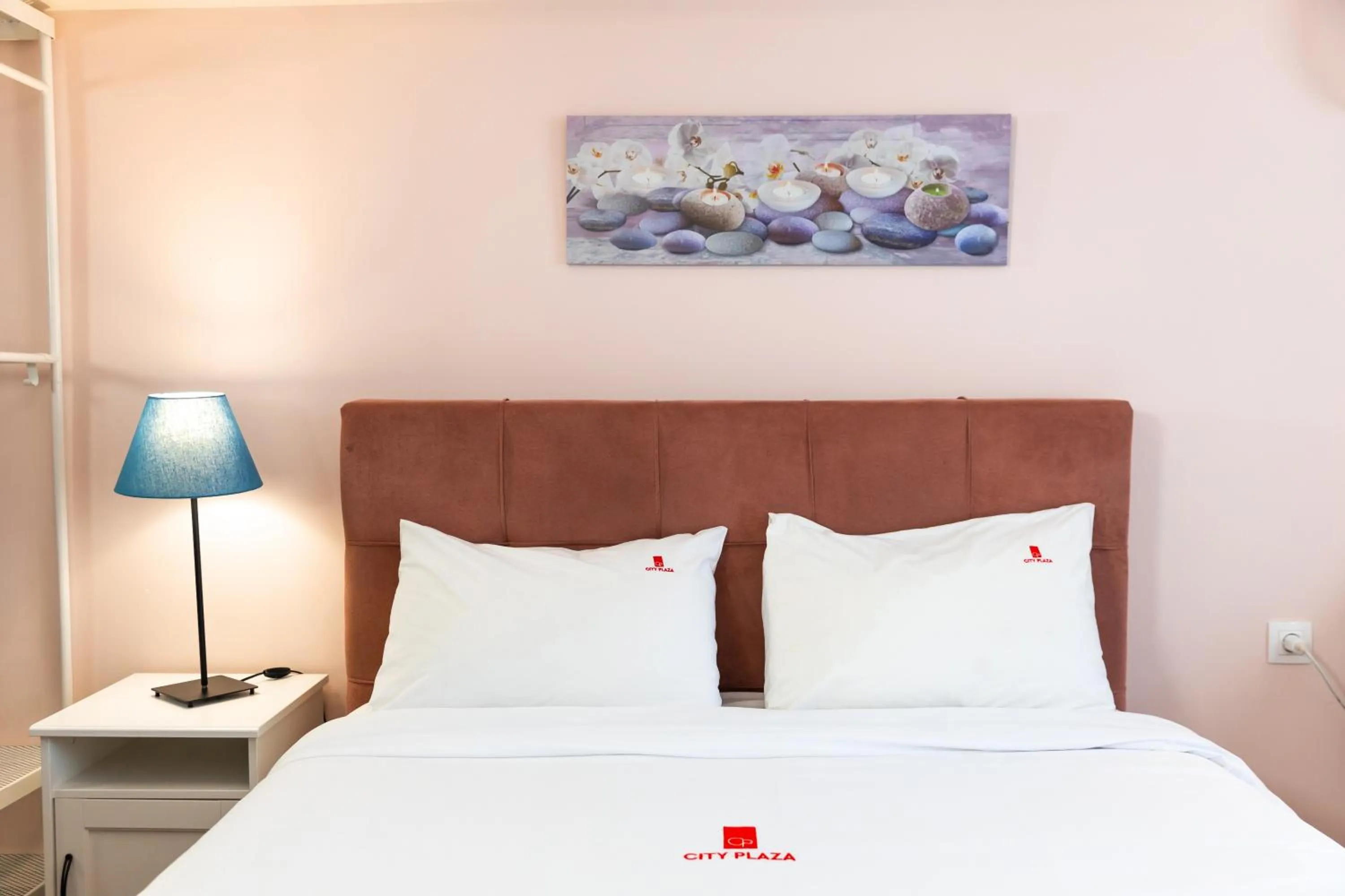 Bed in City Plaza Apartments & Rooms