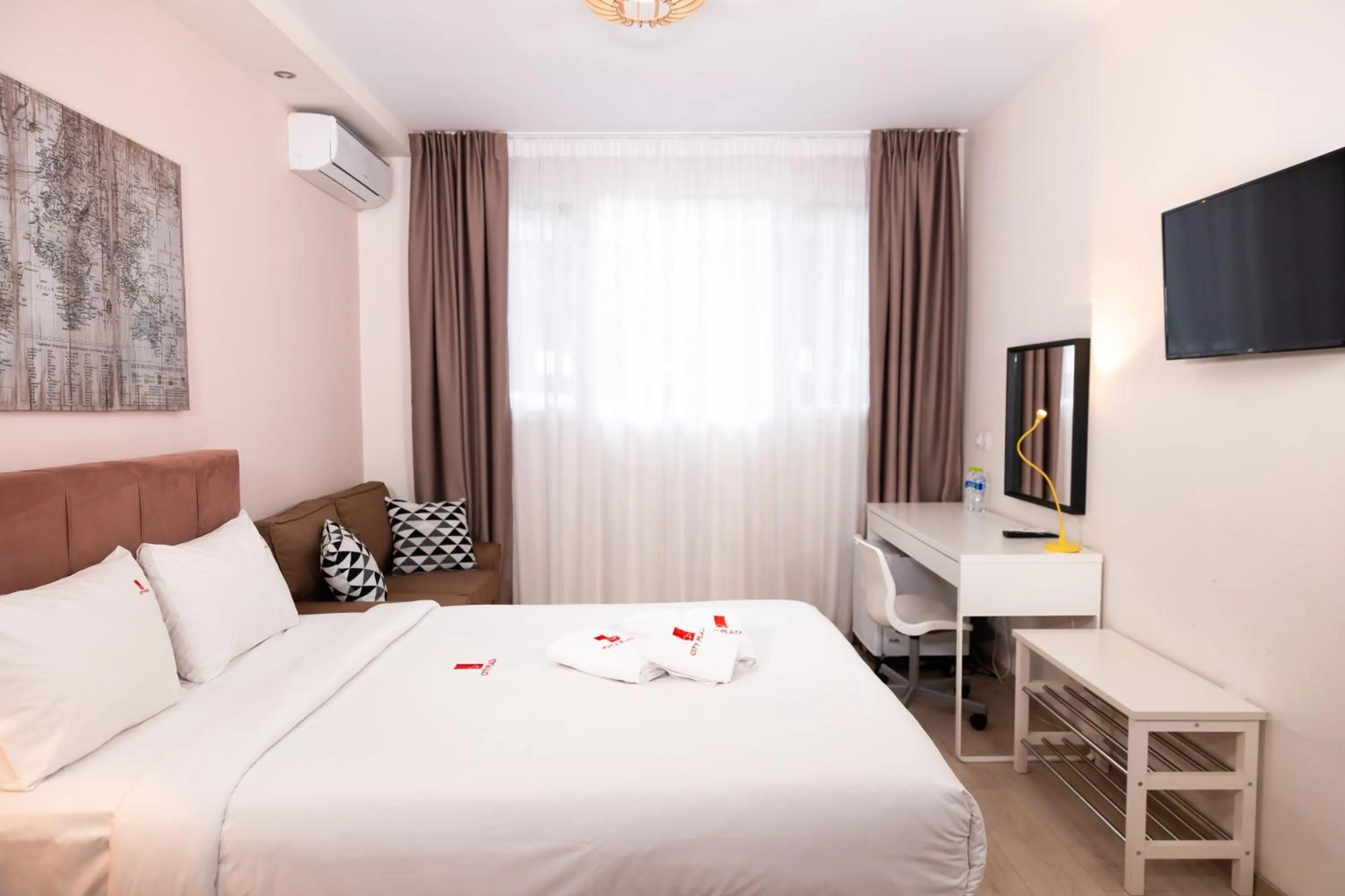 Bed in City Plaza Apartments & Rooms