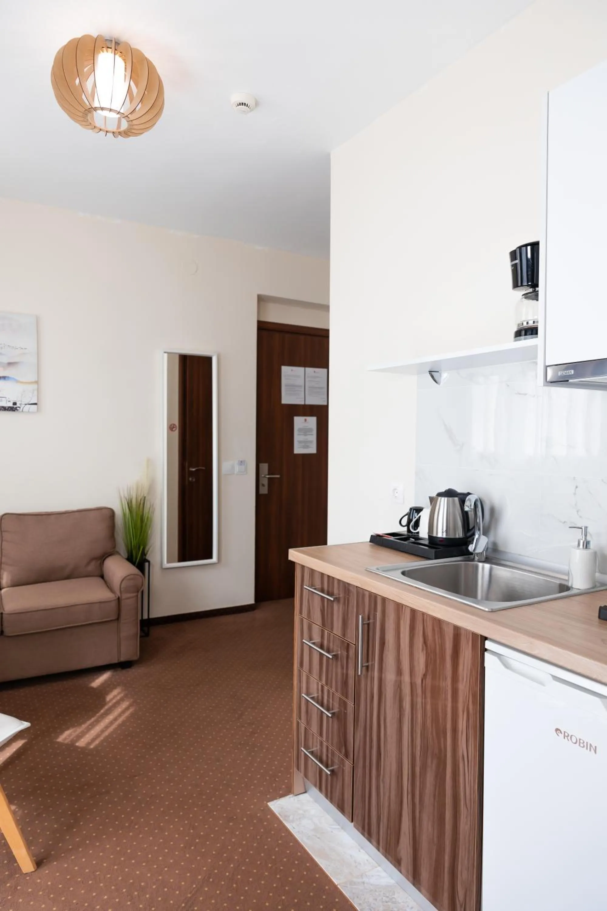 Kitchen or kitchenette in City Plaza Apartments & Rooms