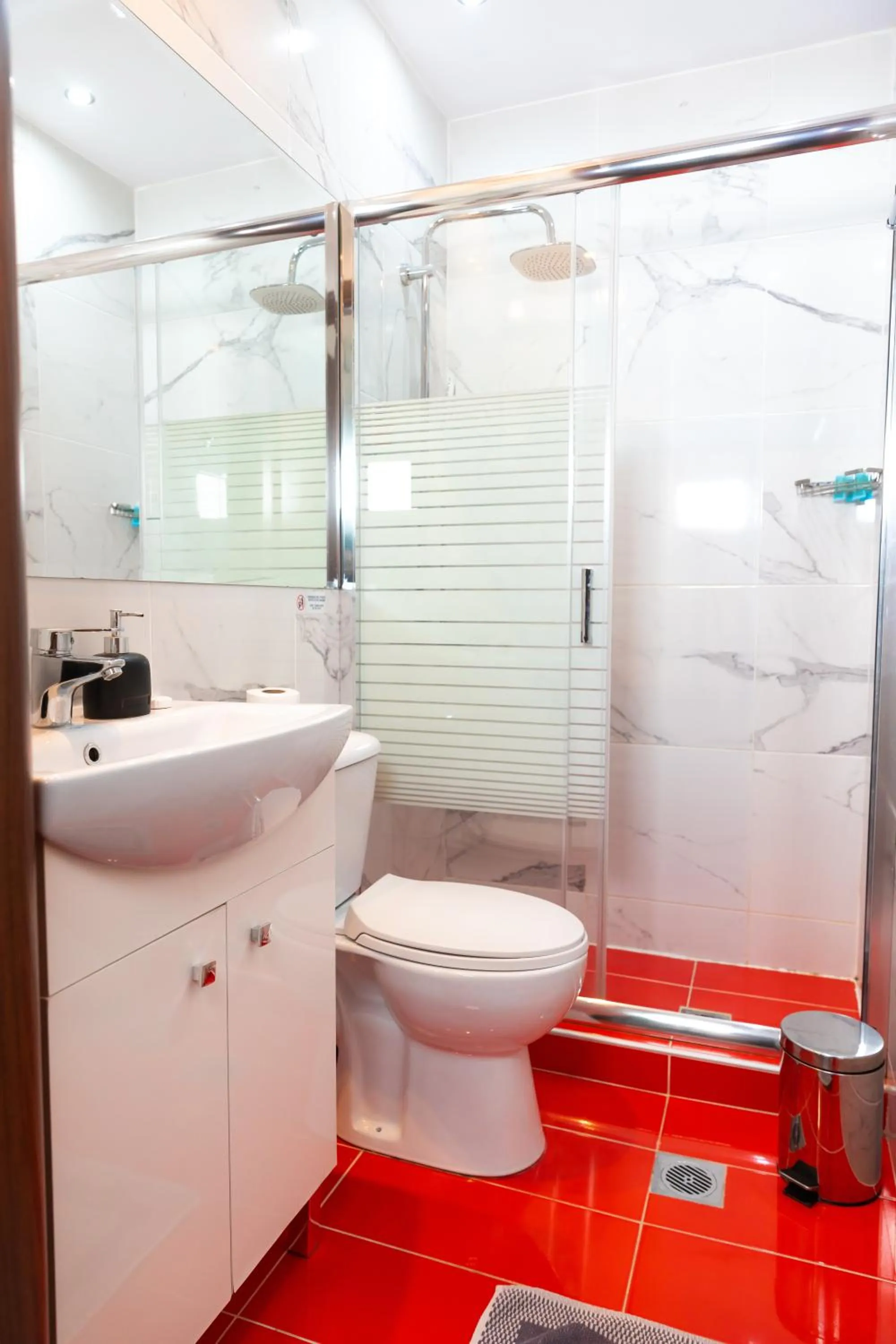 Shower in City Plaza Apartments & Rooms